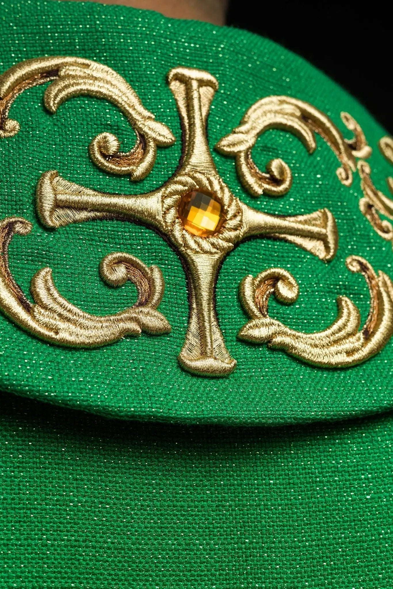 Chasuble verte richement brodée de pierres