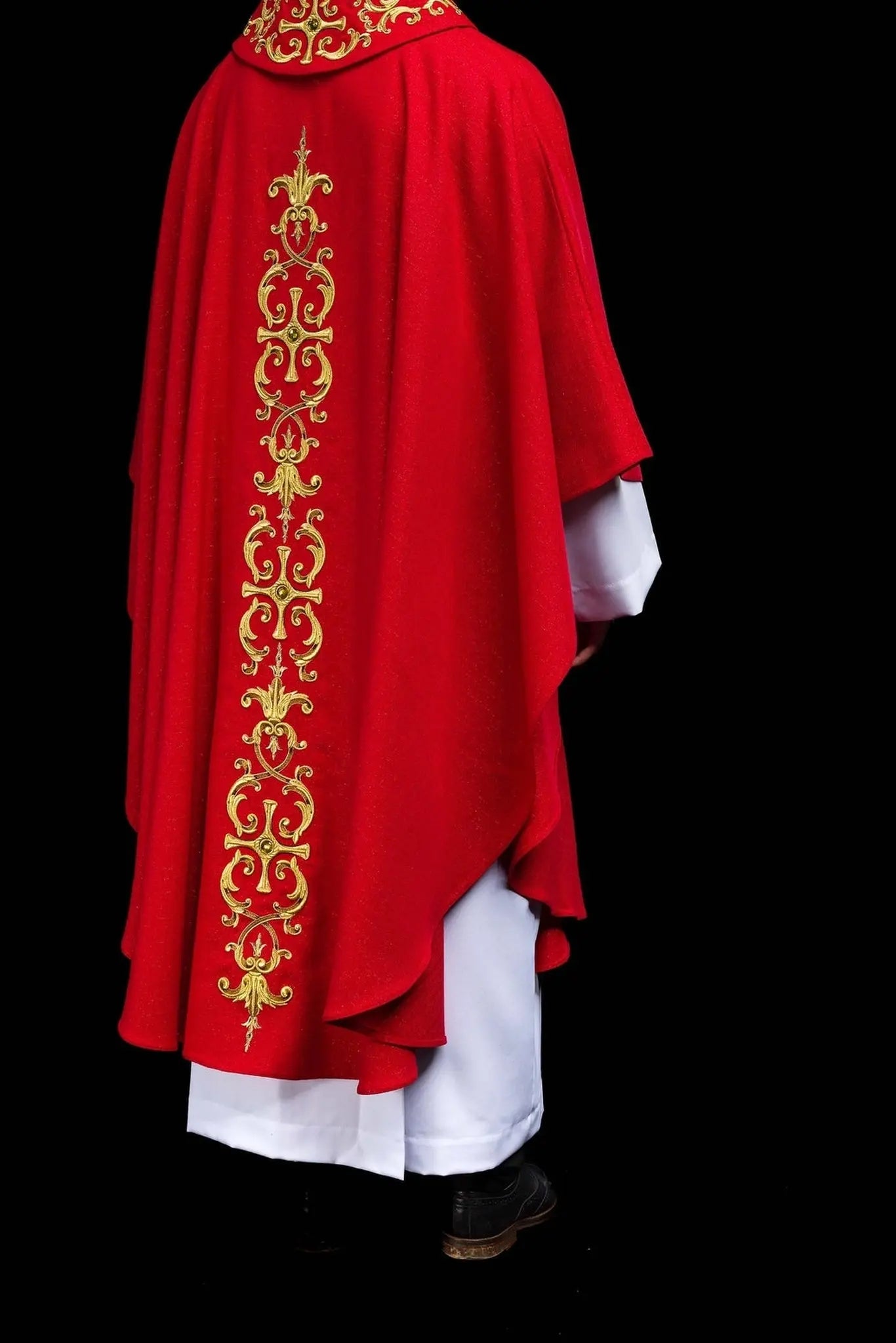 Chasuble rouge richement brodée de pierres