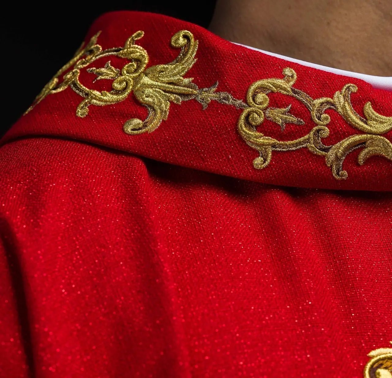 Chasuble rouge richement brodée de pierres