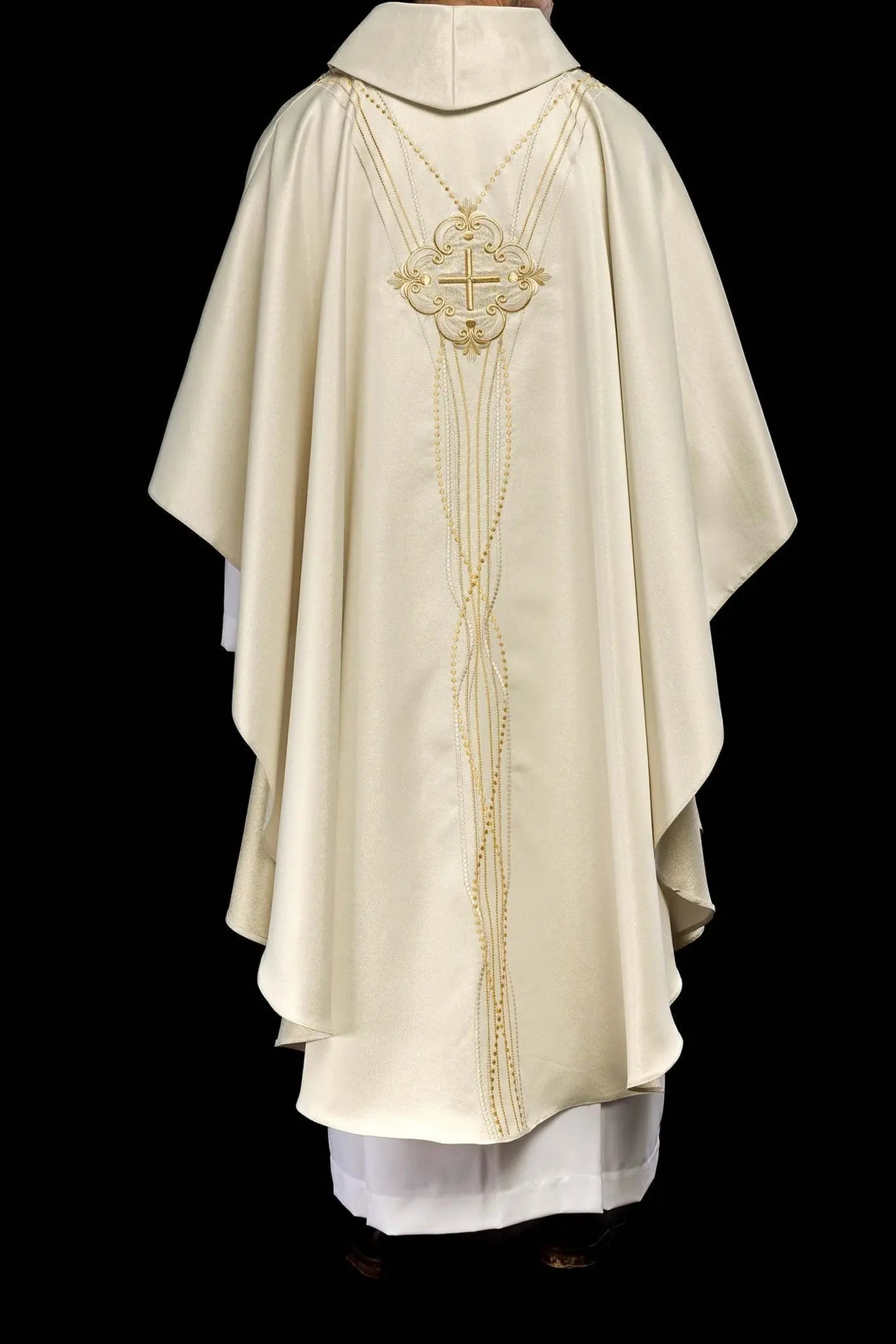 Chasuble en tissu brillant inspiré du chapelet en écru