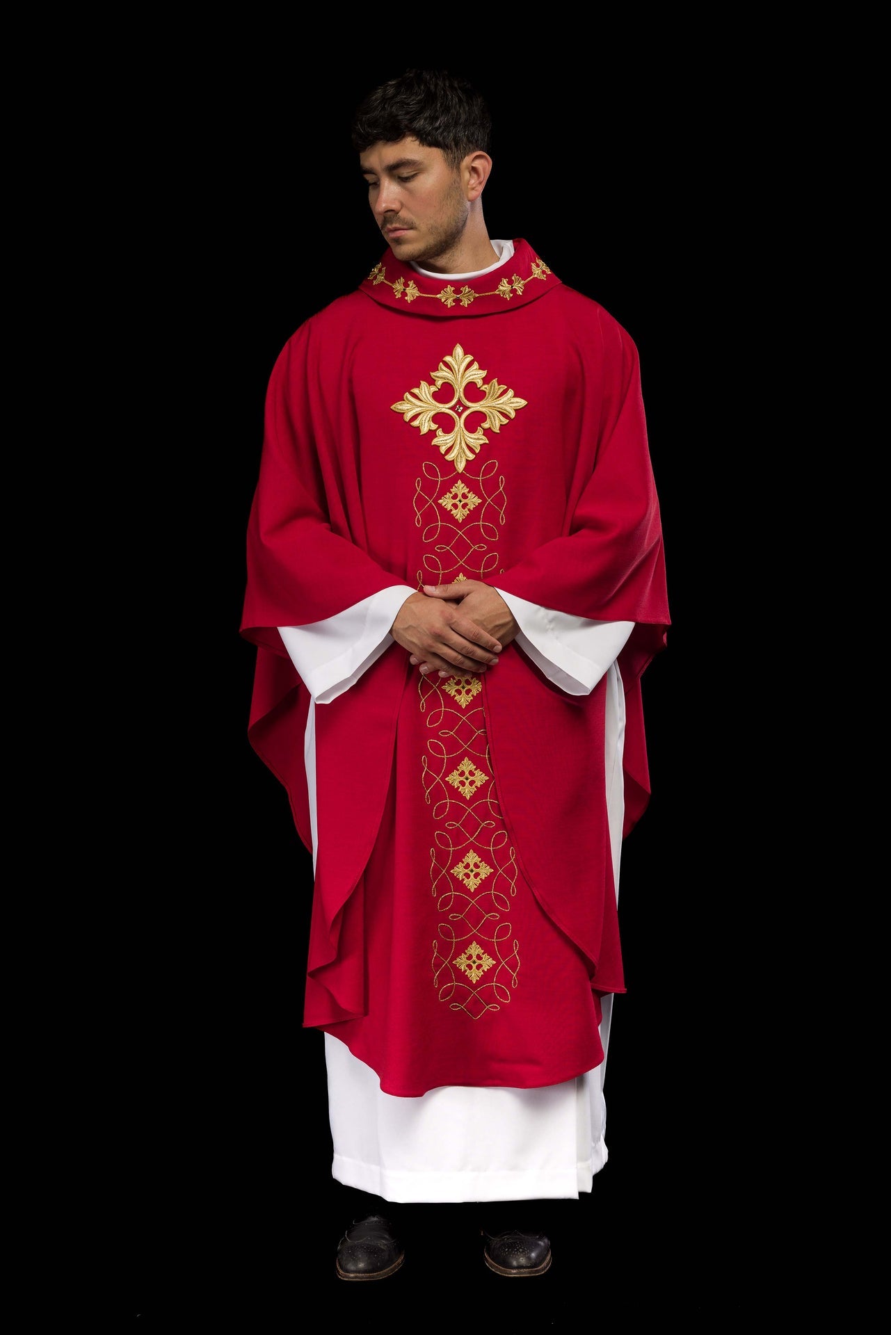 Czerwony ornat bogato haftowany sznurkiem z kamieniami - ORNATY.PL