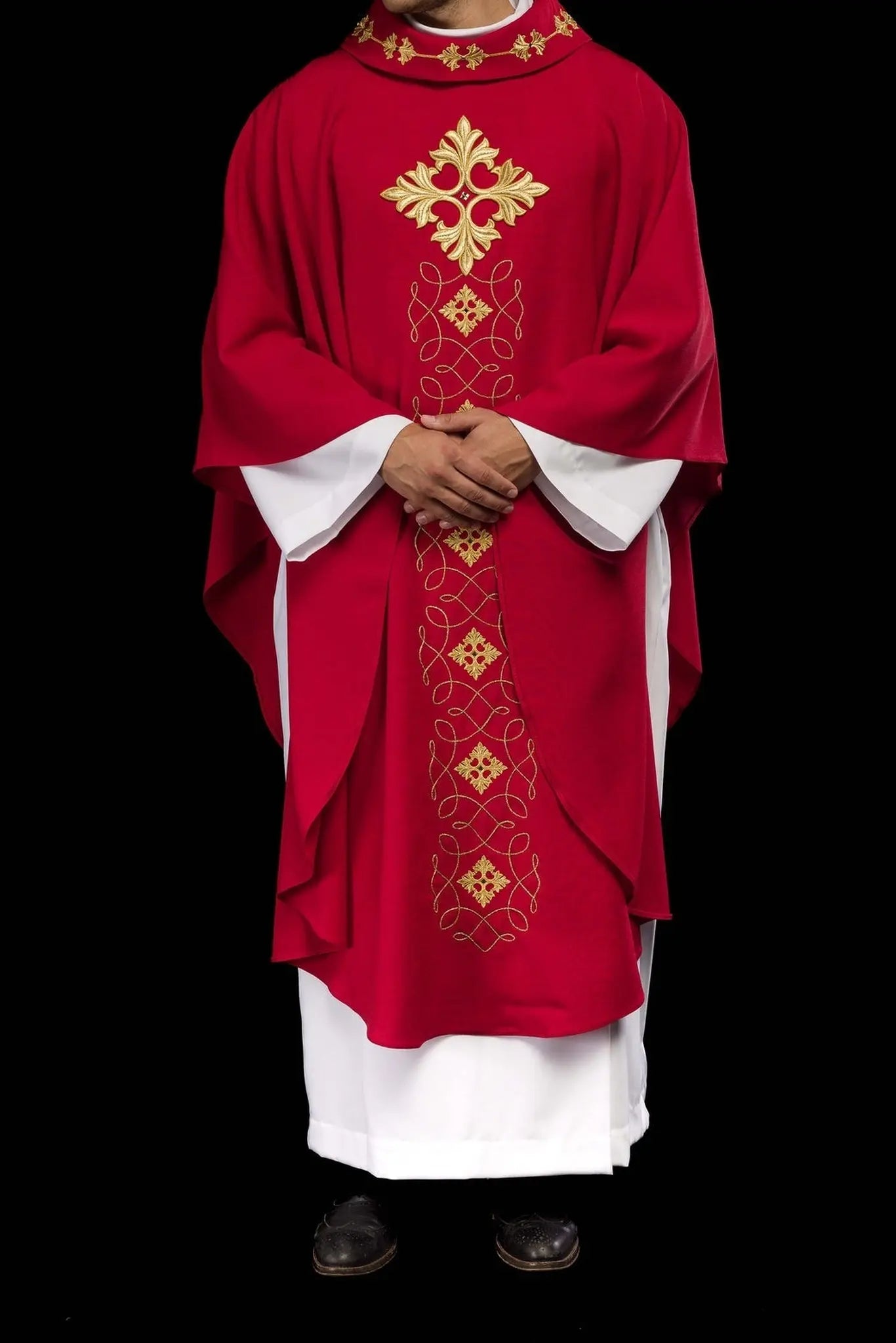 Chasuble rouge richement brodée avec corde et pierres