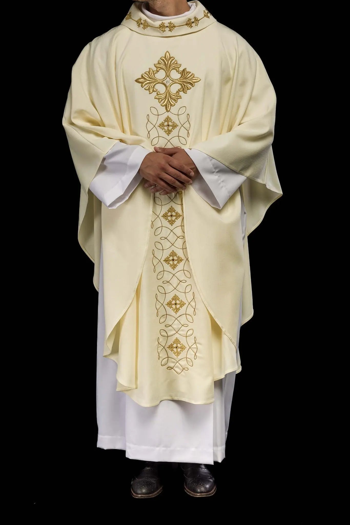 Chasuble richly embroidered with string decorated with stones