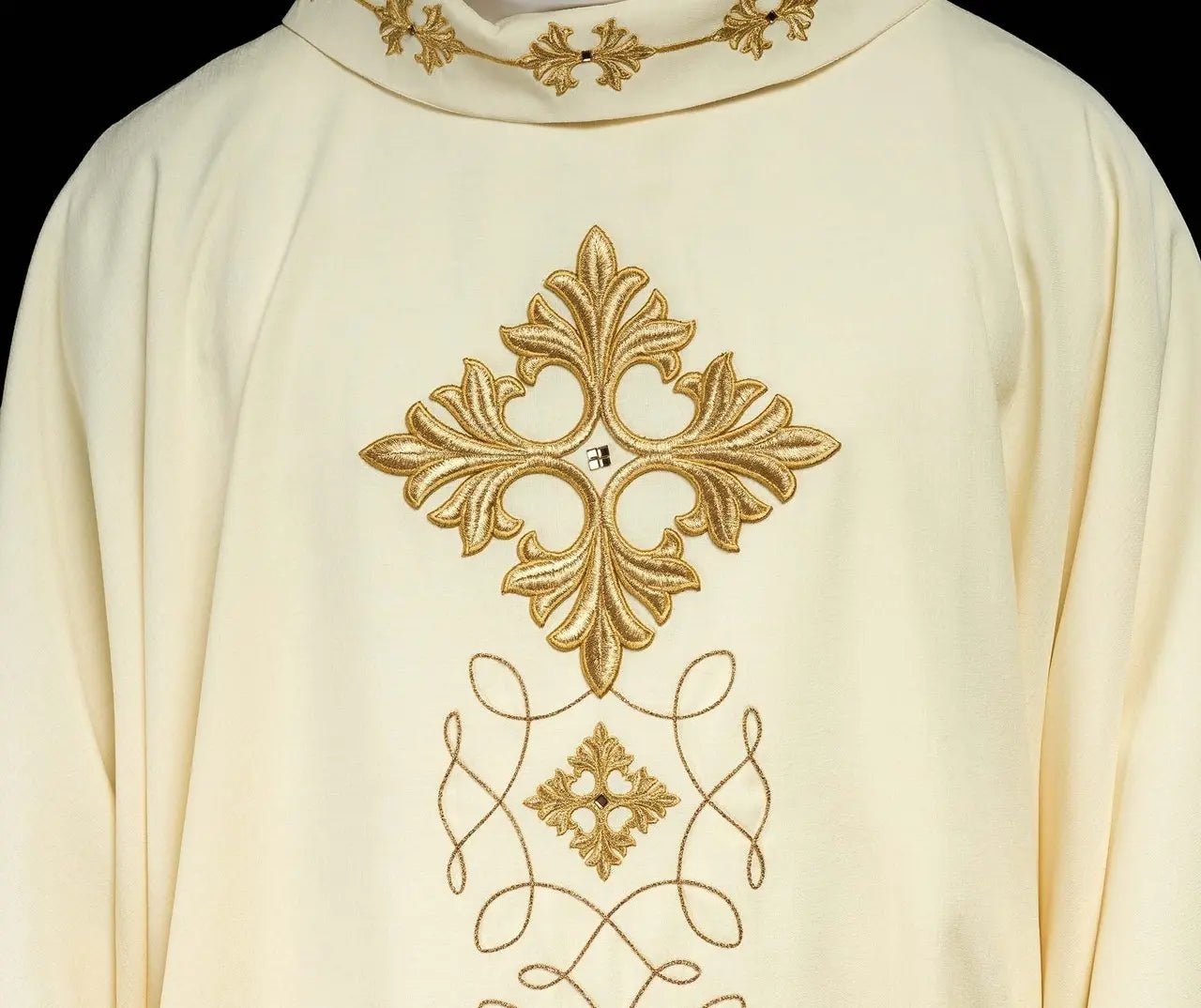 Chasuble richement brodée avec cordon décoré de pierres