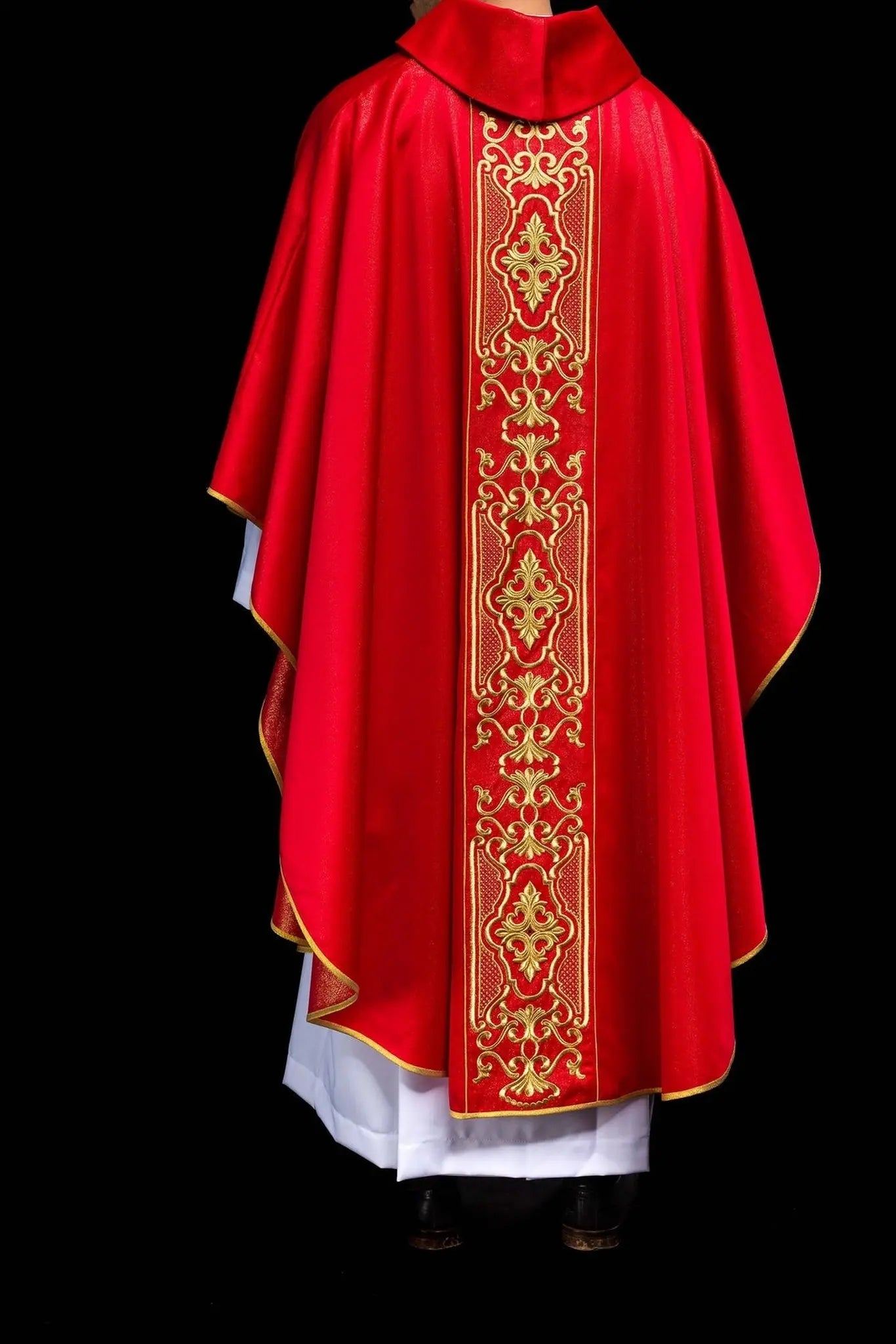 Chasuble rouge richement brodée lustre