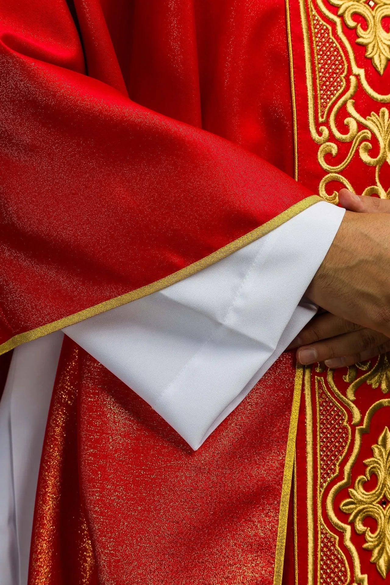 Chasuble rouge richement brodée lustre