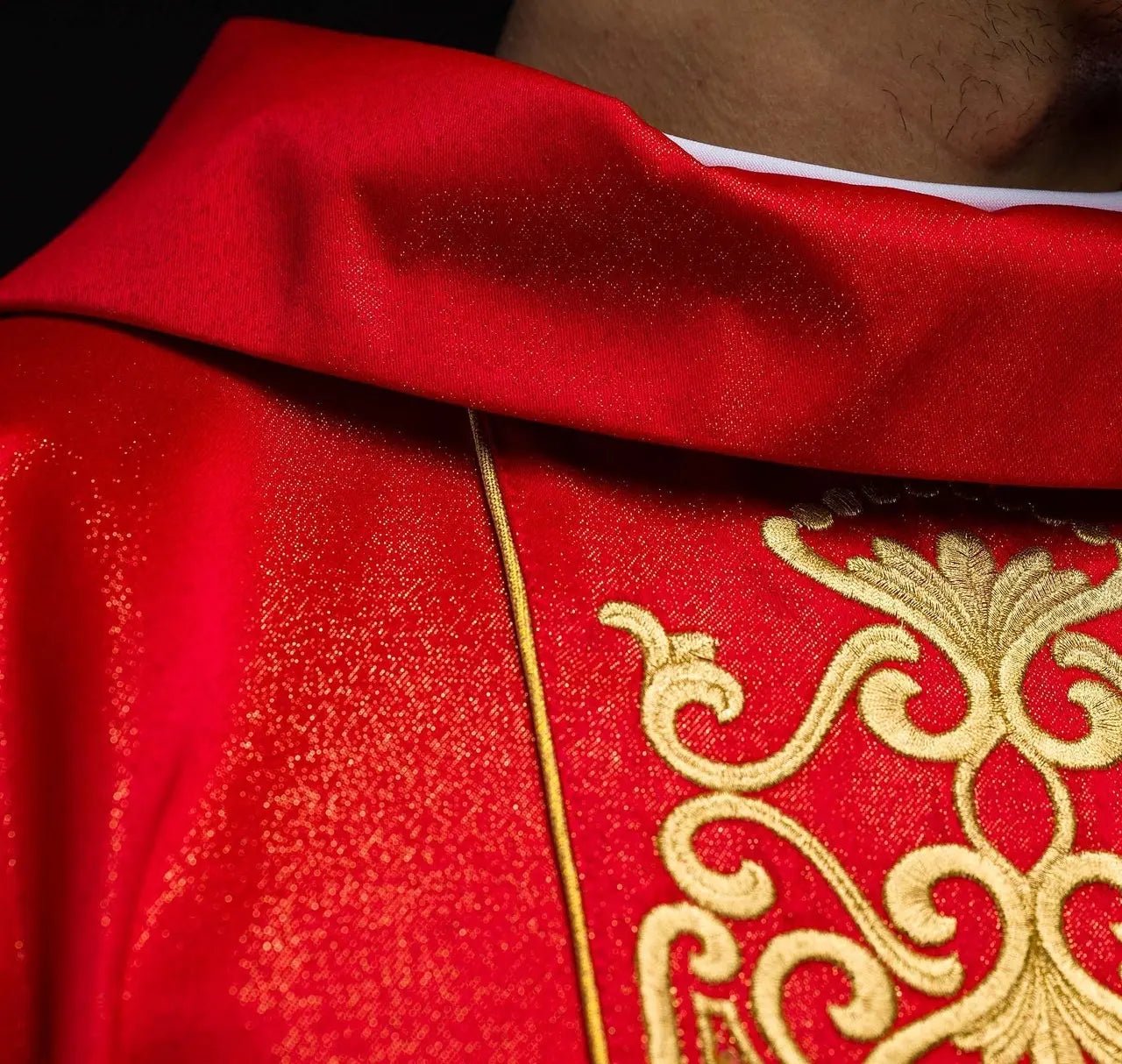 Chasuble rouge richement brodée lustre