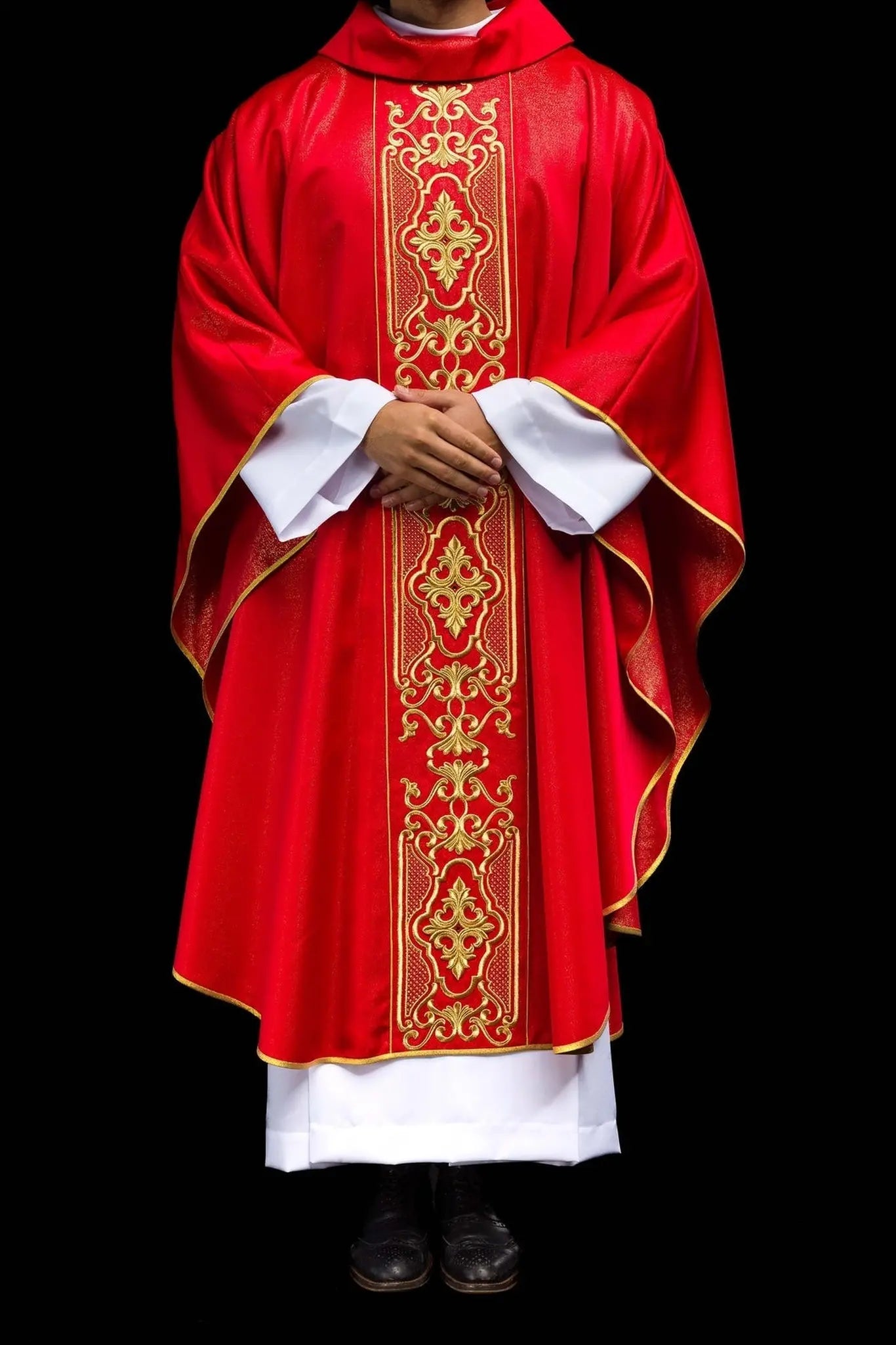 Chasuble rouge richement brodée lustre