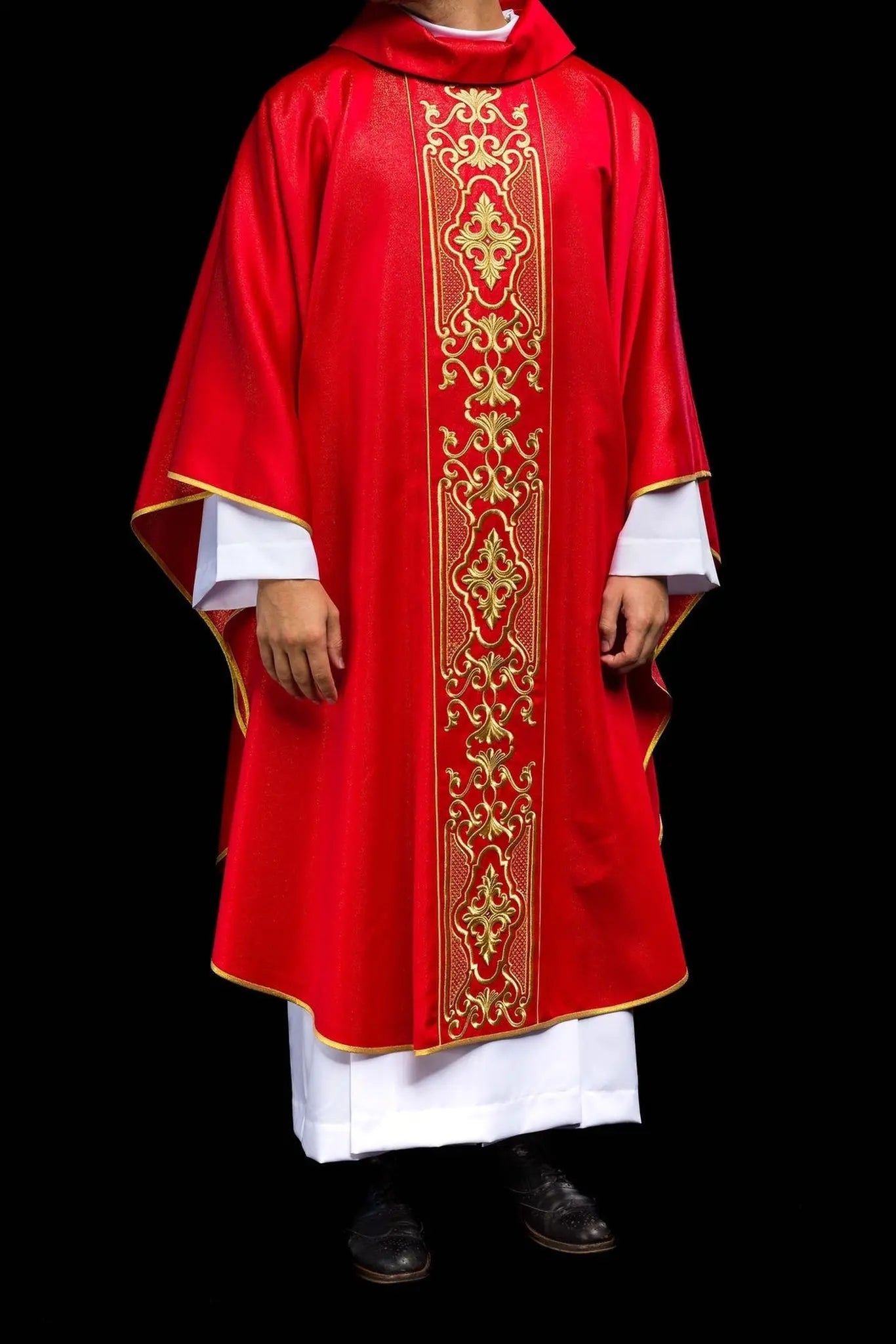 Chasuble rouge richement brodée lustre