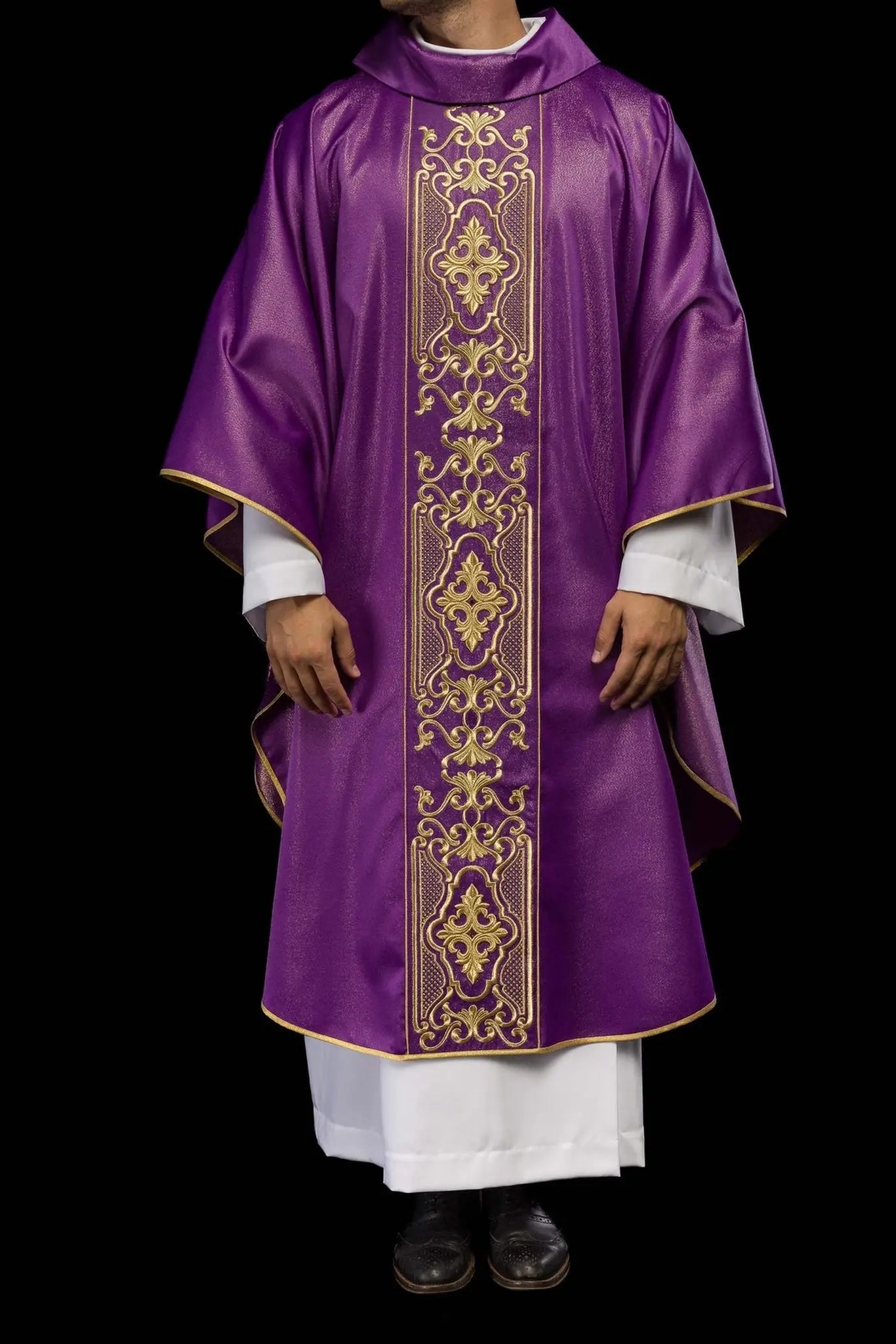Chasuble violette richement brodée lustre