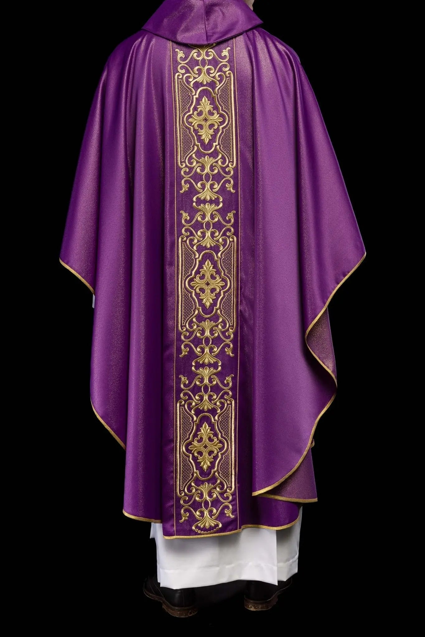 Chasuble violette richement brodée lustre