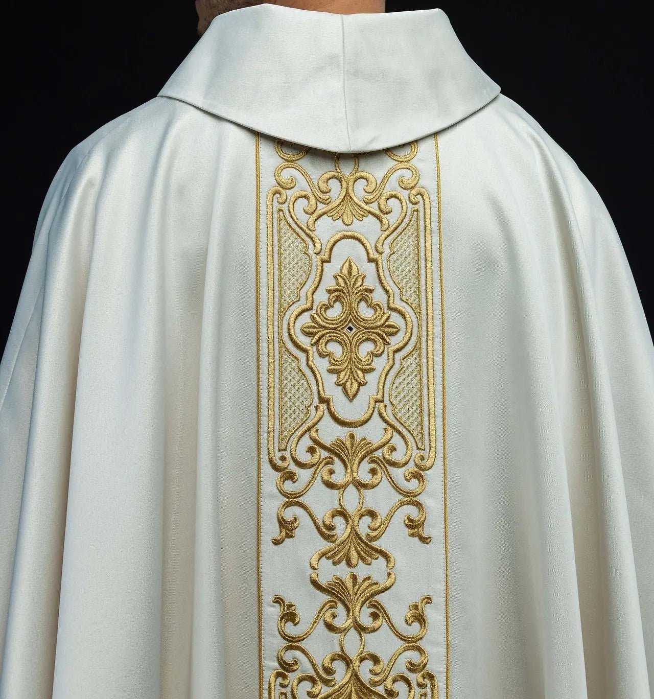 Chasuble en tissu scintillant avec riche broderie dorée sur la ceinture