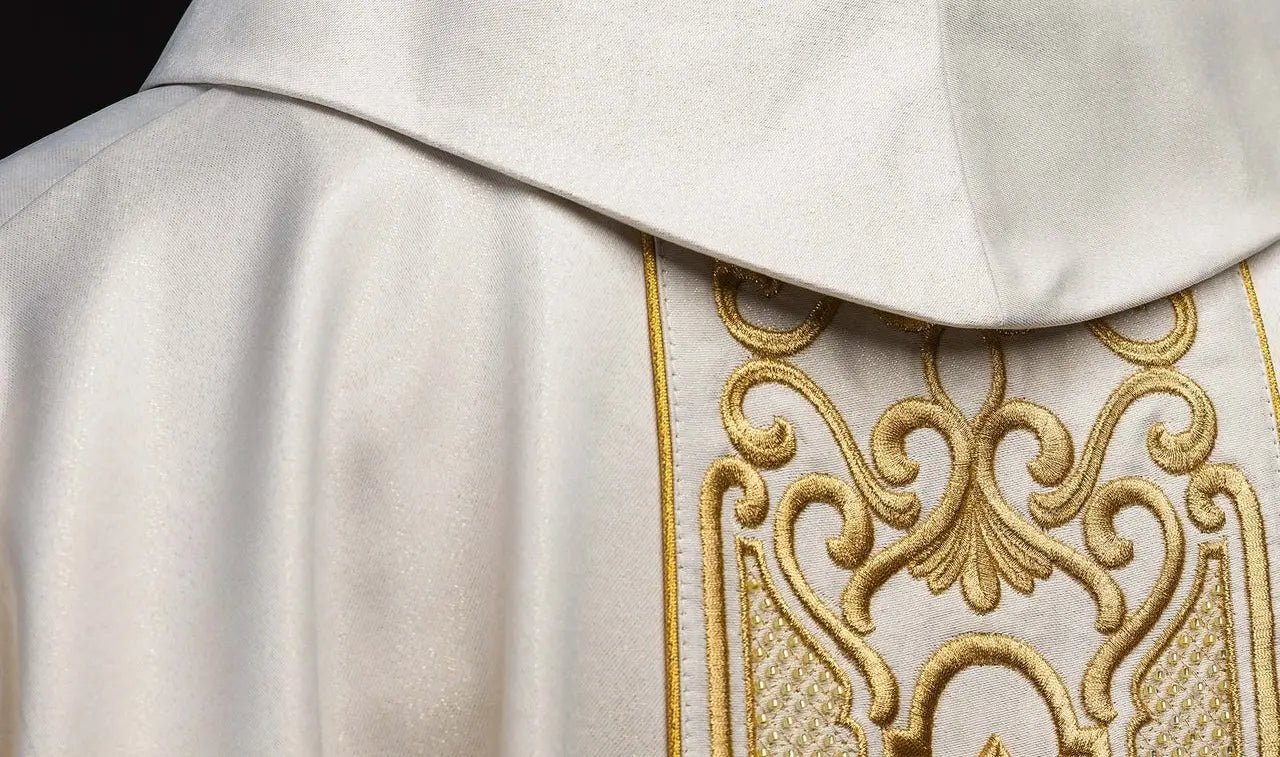 Chasuble en tissu scintillant avec riche broderie dorée sur la ceinture