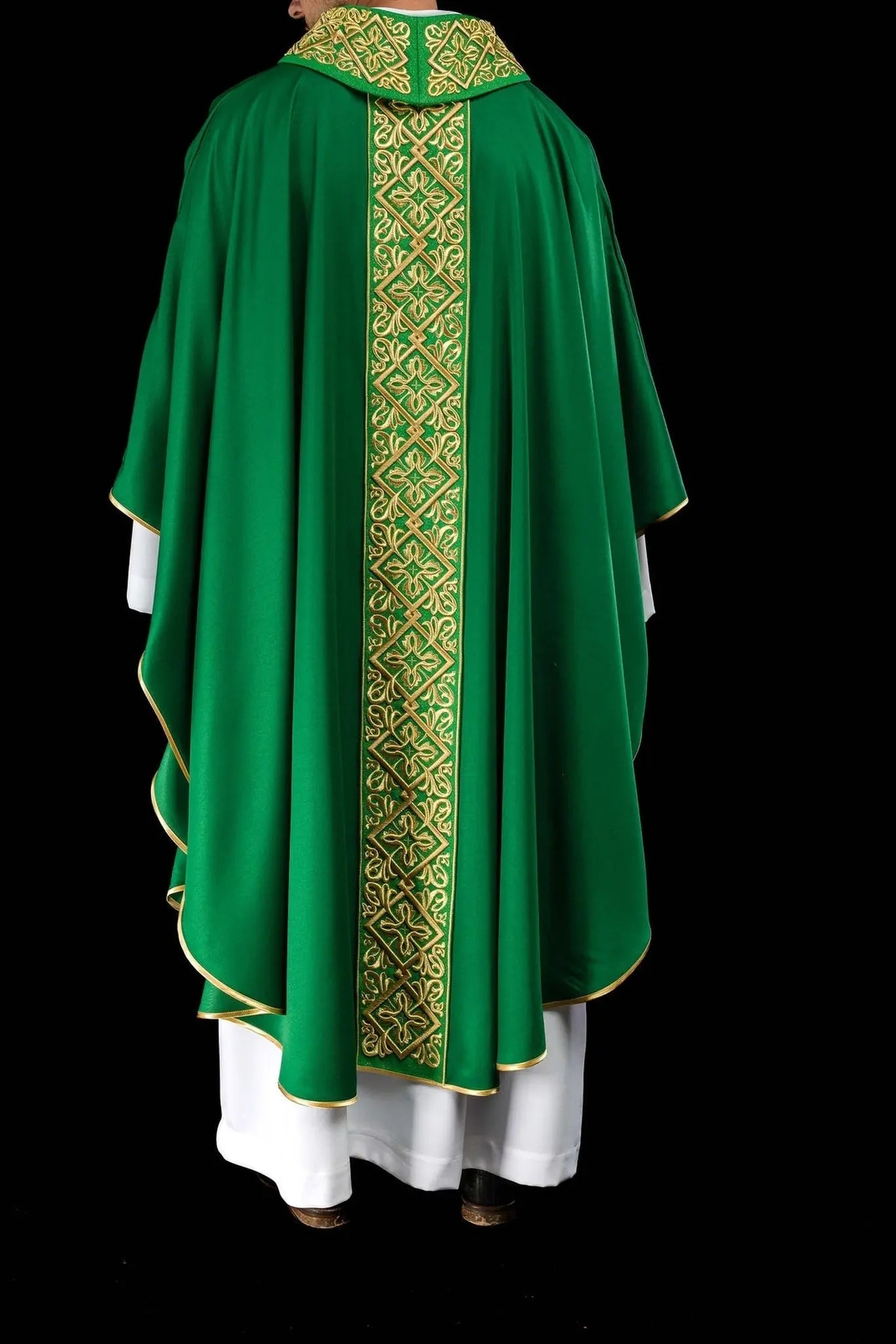 Chasuble richly embroidered floral motif with crosses Green