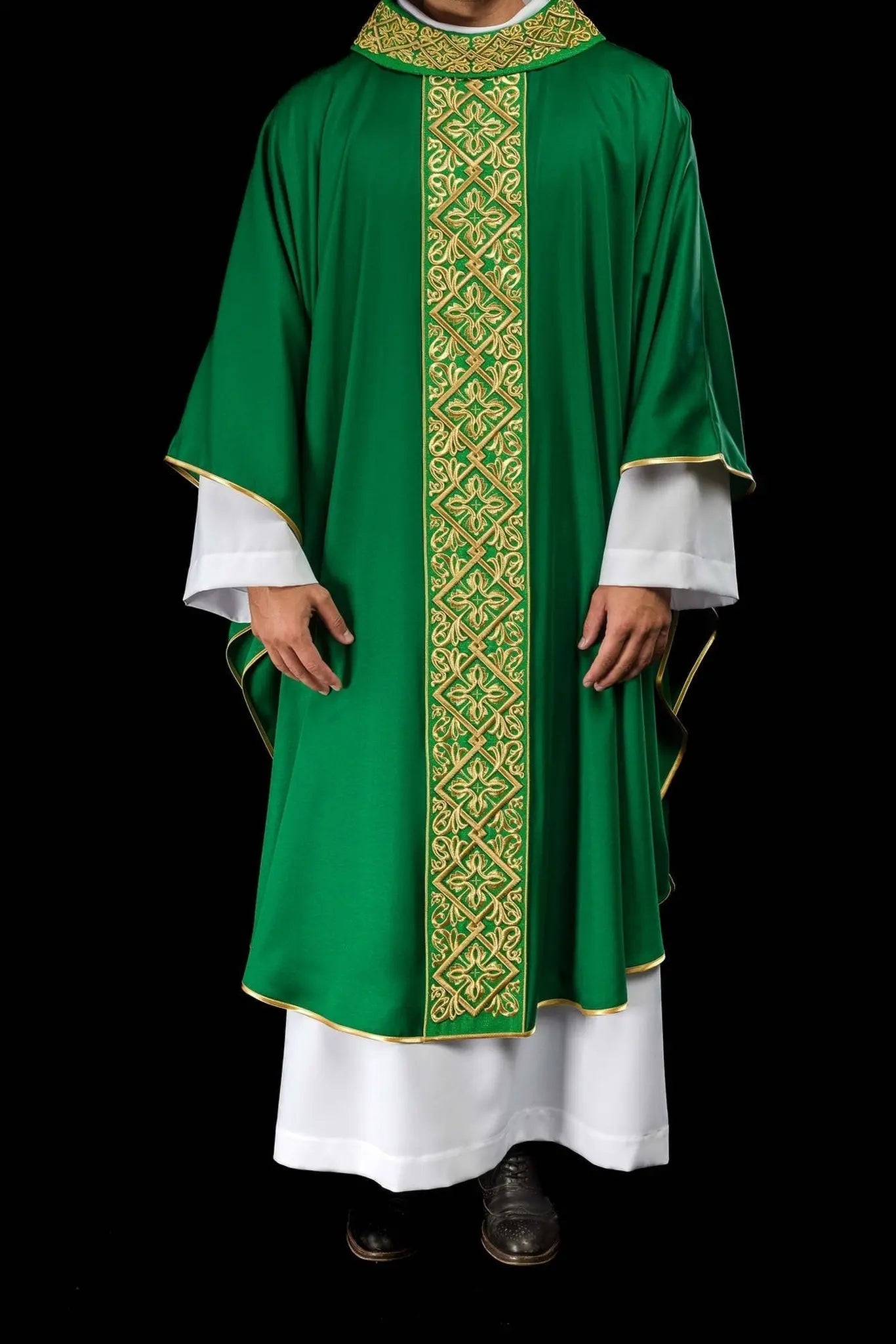 Chasuble richement brodée motif floral avec croix Vert