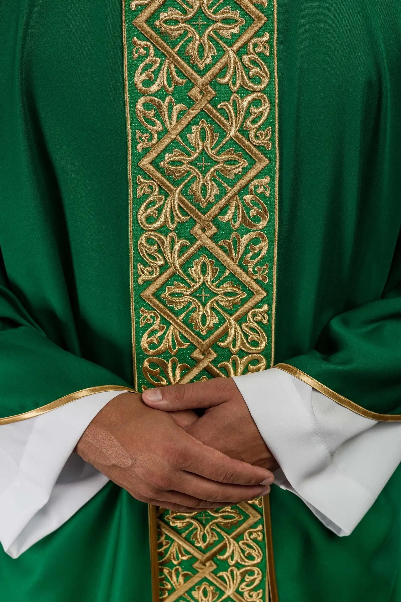 Chasuble richly embroidered floral motif with crosses Green