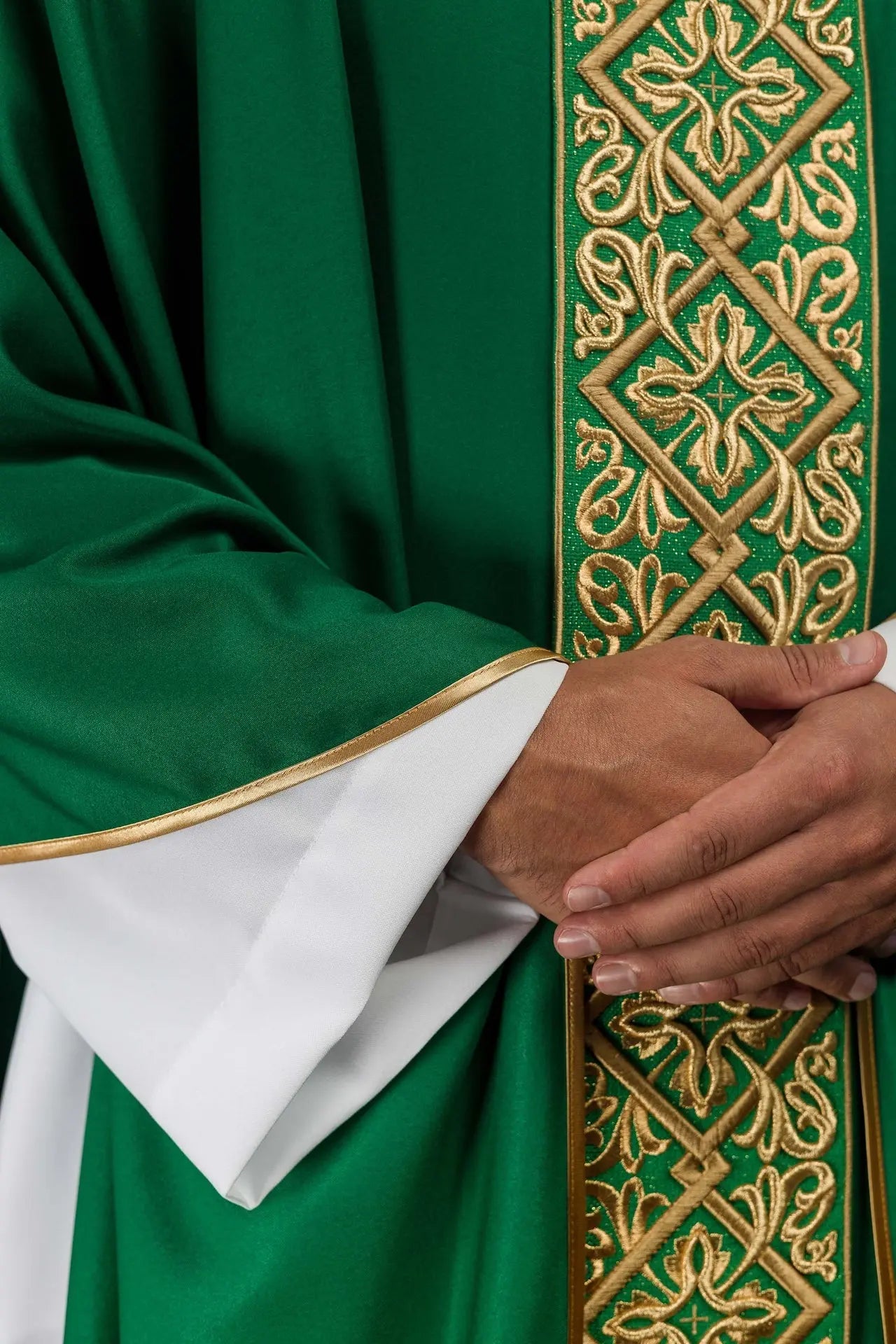 Chasuble richly embroidered floral motif with crosses Green