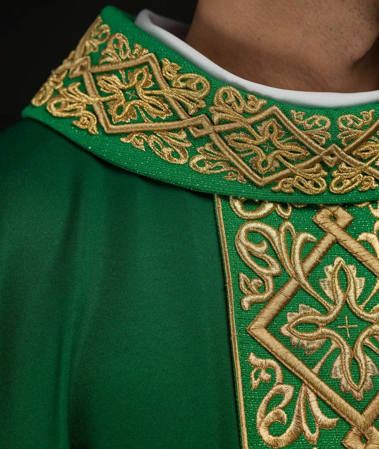 Chasuble richly embroidered floral motif with crosses Green