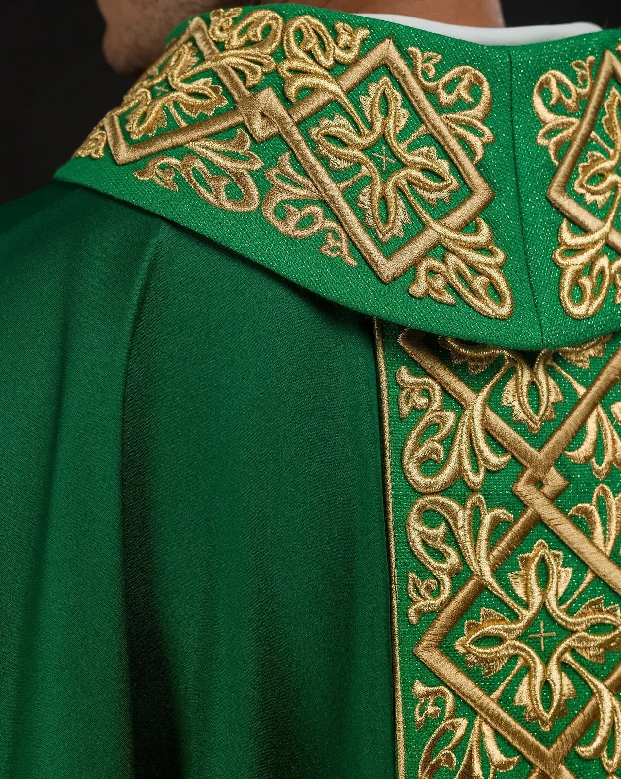 Chasuble richly embroidered floral motif with crosses Green