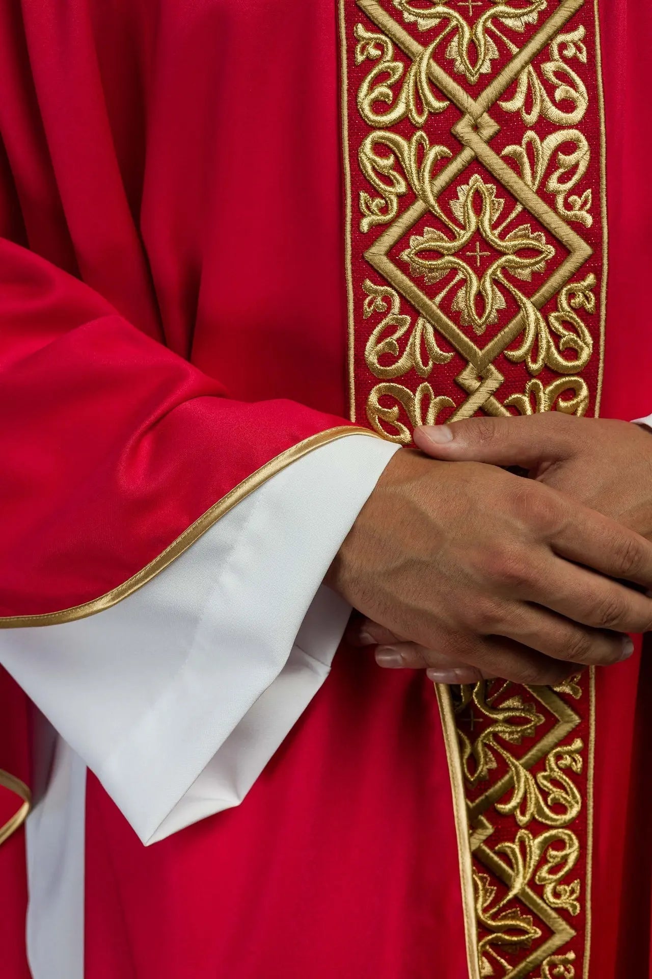 Chasuble richement brodée motif floral avec croix Rouge
