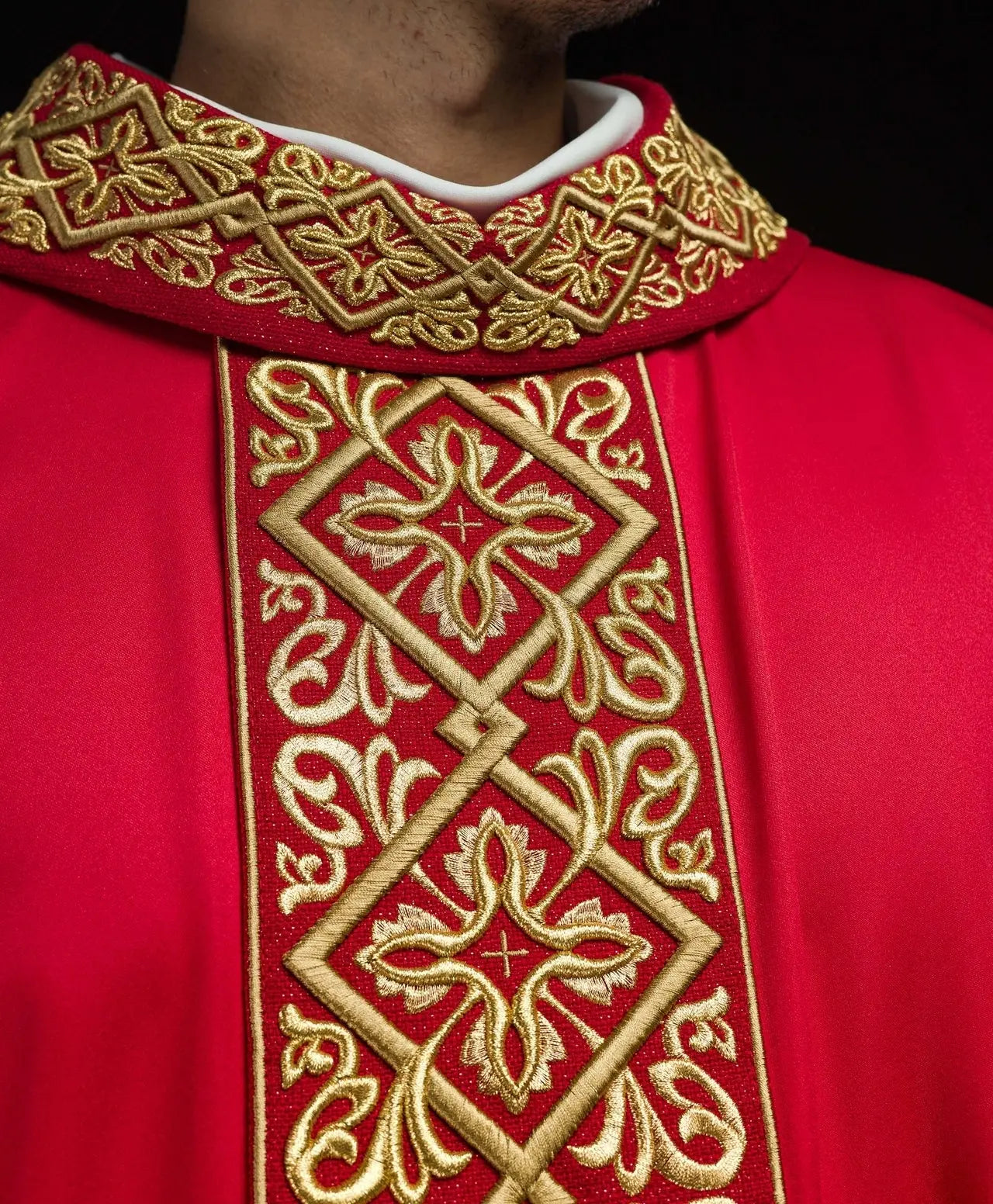 Chasuble richly embroidered floral motif with crosses Red