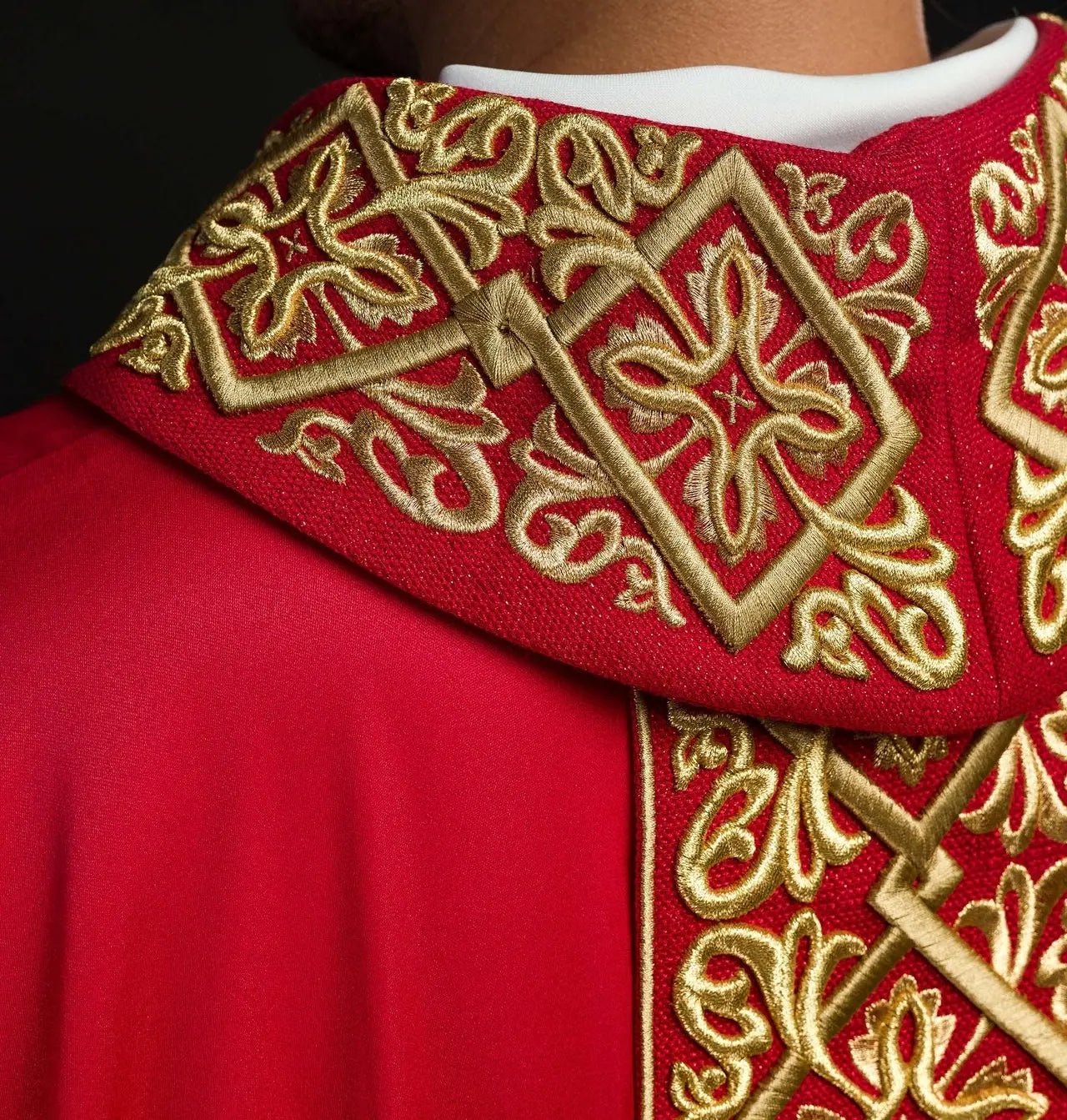Chasuble richement brodée motif floral avec croix Rouge