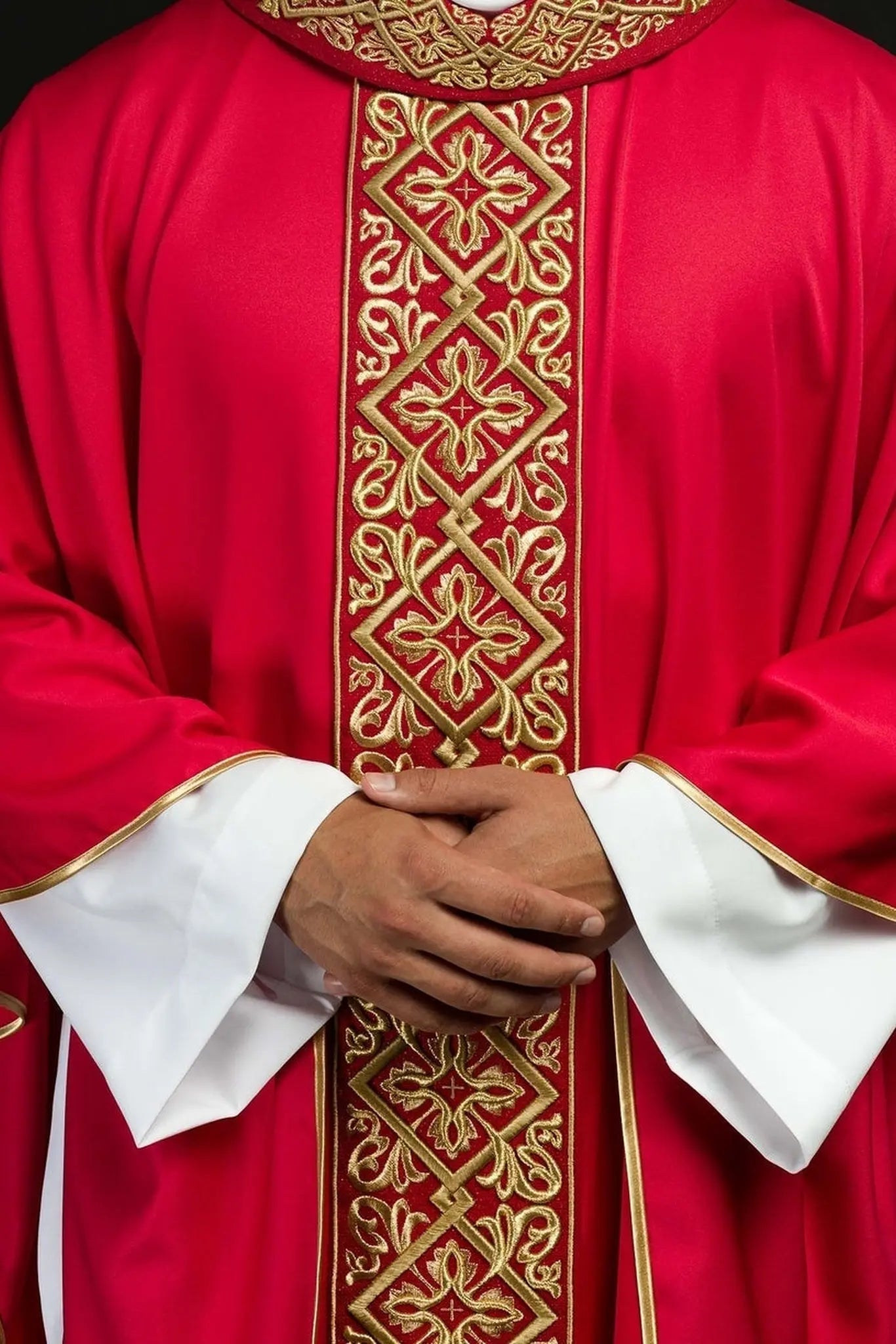 Chasuble richement brodée motif floral avec croix Rouge