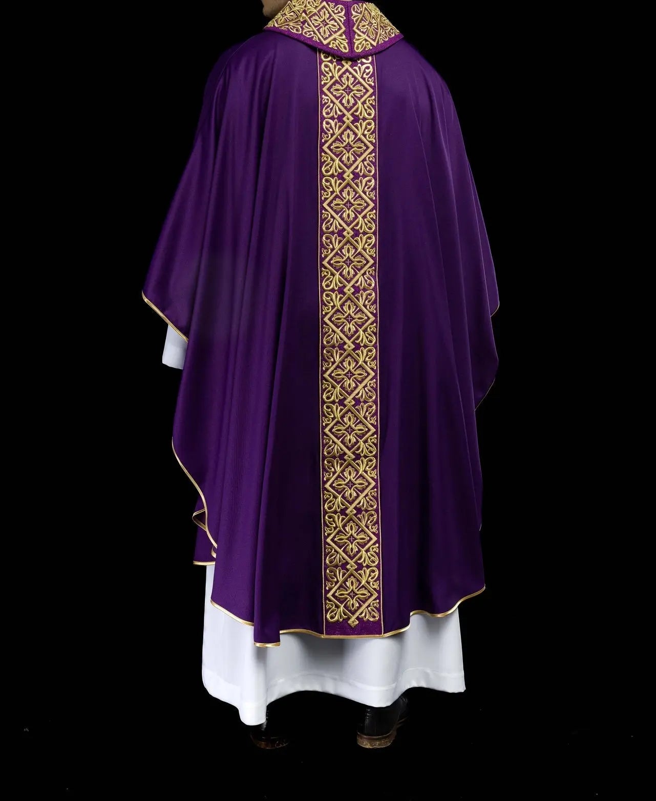 Chasuble richly embroidered Purple
