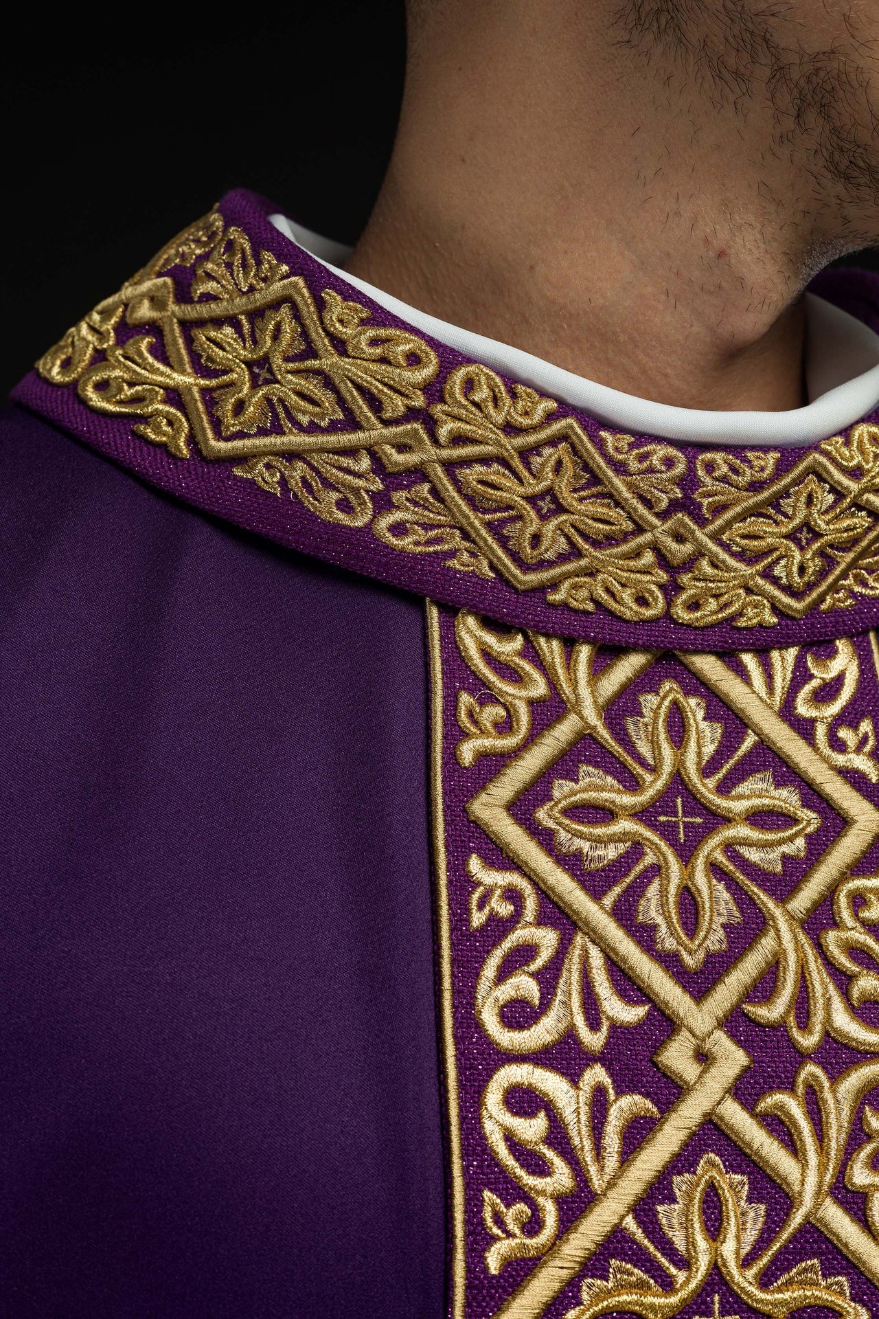 Ornat bogato haftowany motyw florystyczny z krzyżami Fioletowy - ORNATY.PL