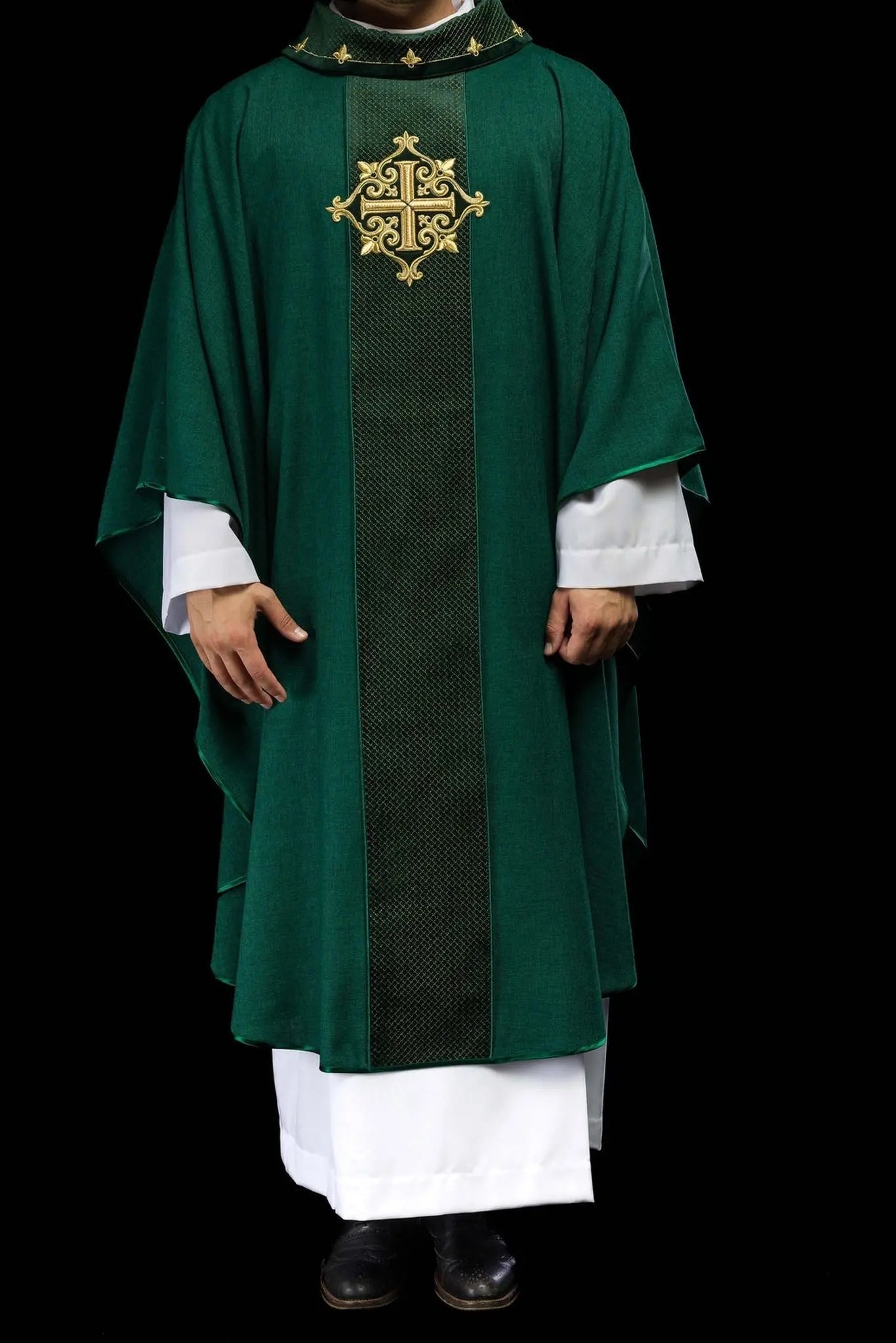 Chasuble brodée sur velours avec le symbole de la Croix Verte