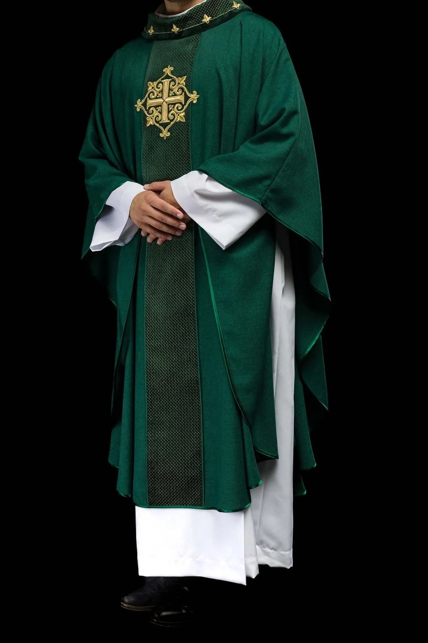 Chasuble brodée sur velours avec le symbole de la Croix Verte