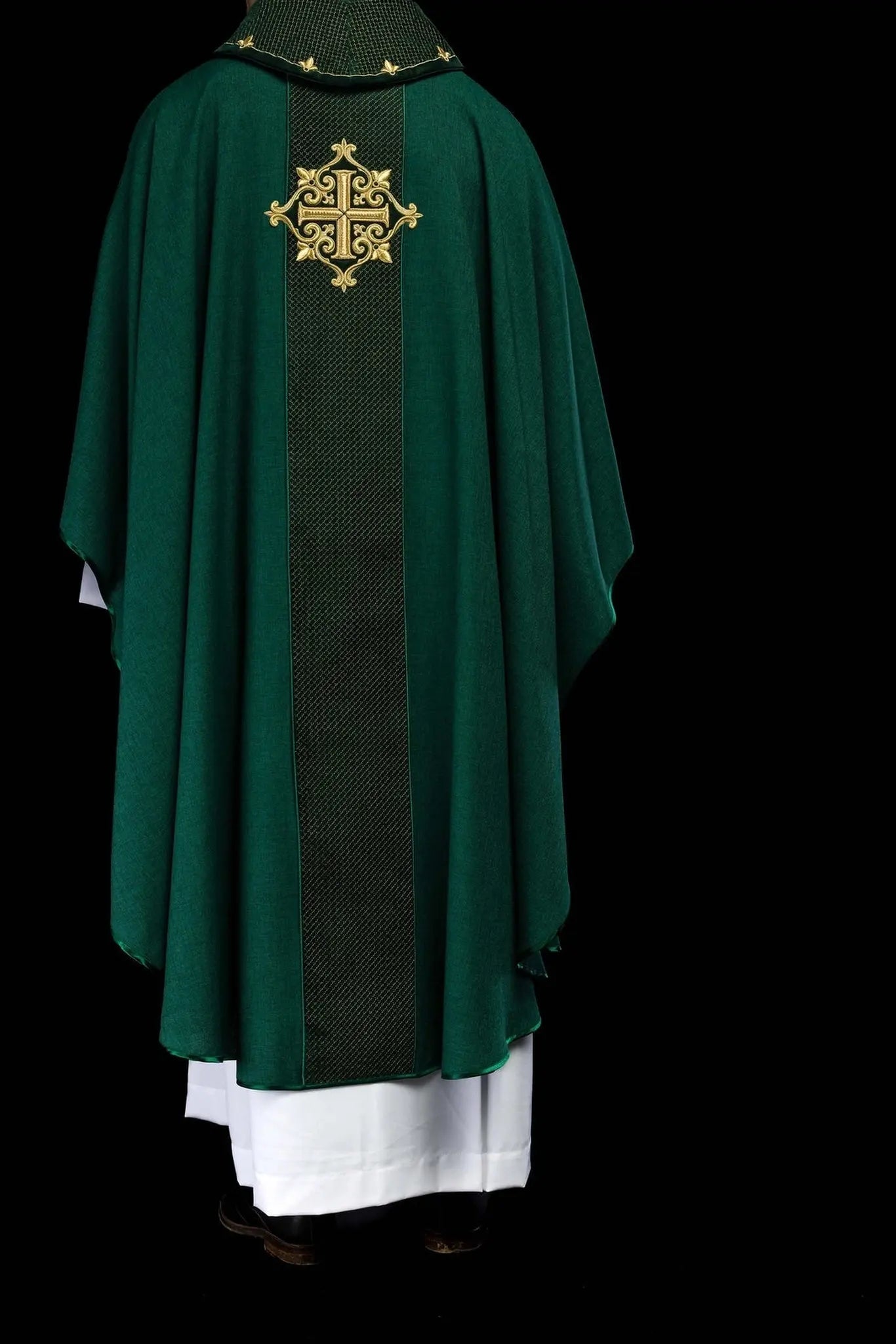Chasuble brodée sur velours avec le symbole de la Croix Verte