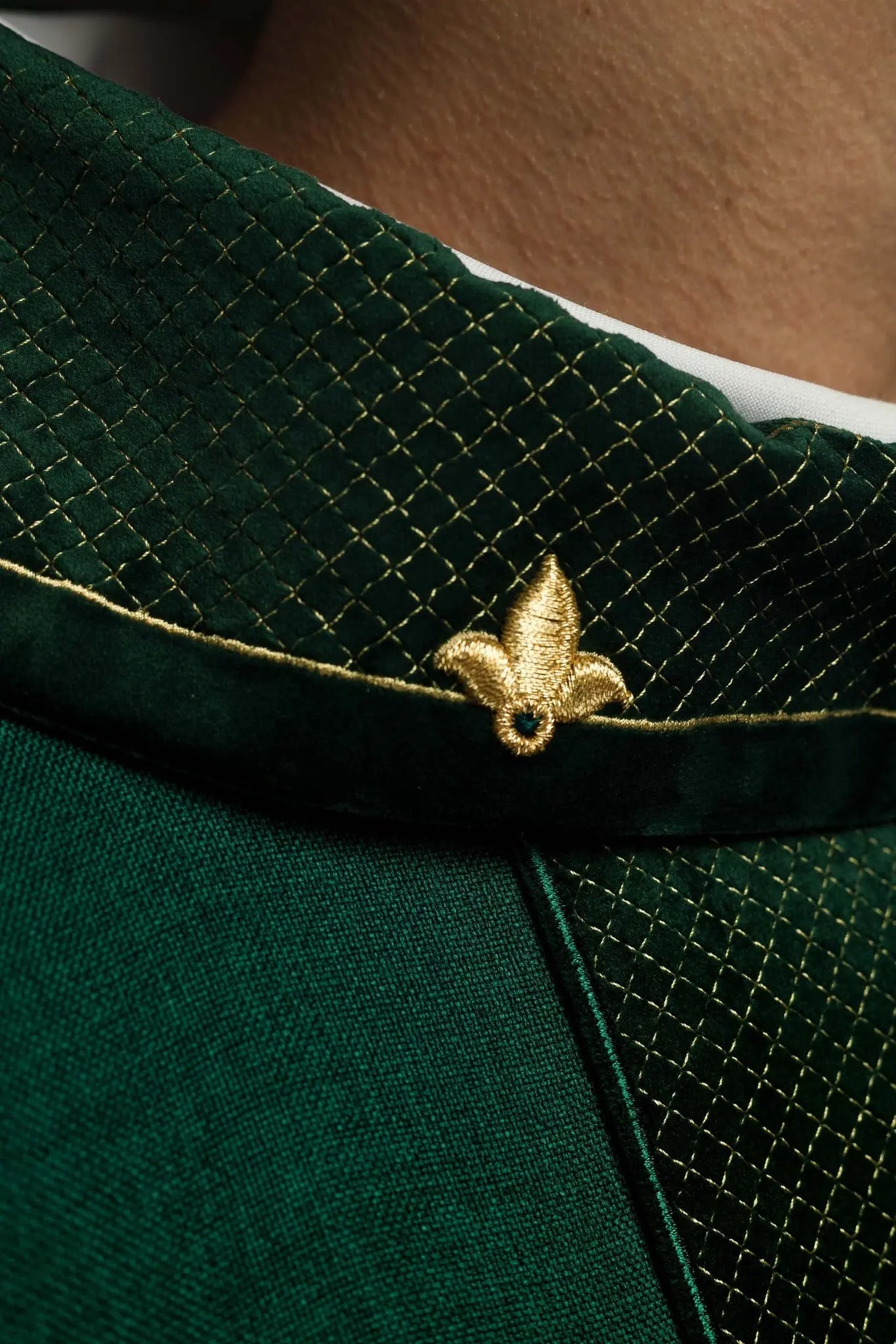 Chasuble brodée sur velours avec le symbole de la Croix Verte