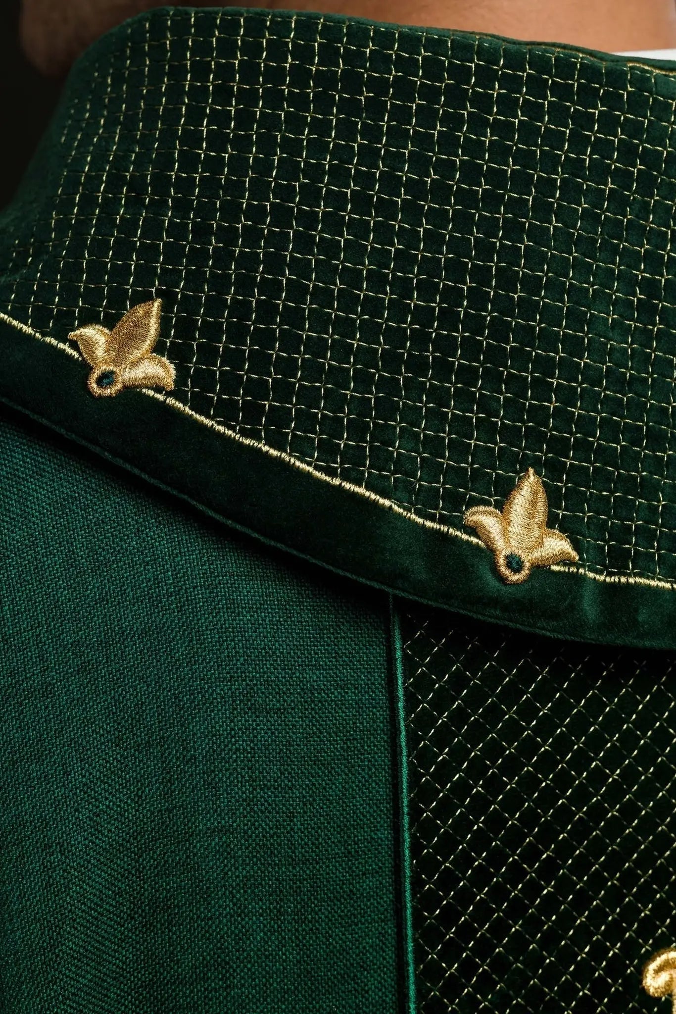 Chasuble brodée sur velours avec le symbole de la Croix Verte