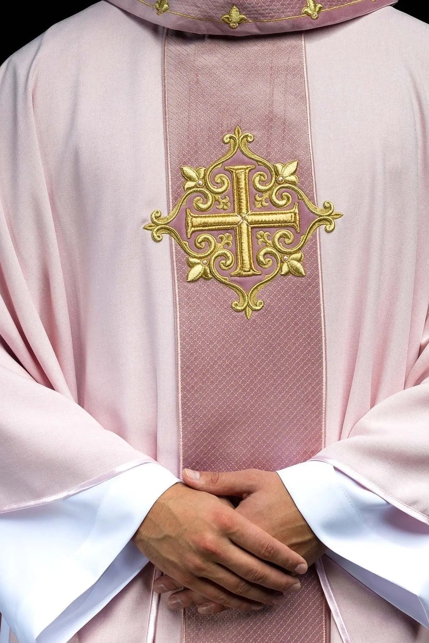 Chasuble brodée sur velours avec le symbole Croix Rose