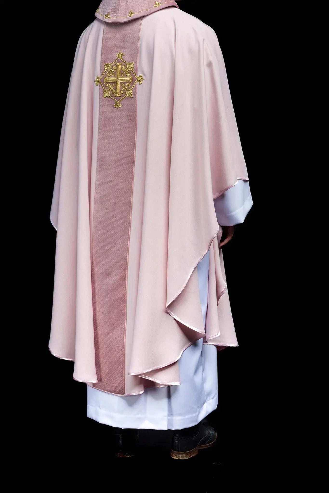 Chasuble brodée sur velours avec le symbole Croix Rose
