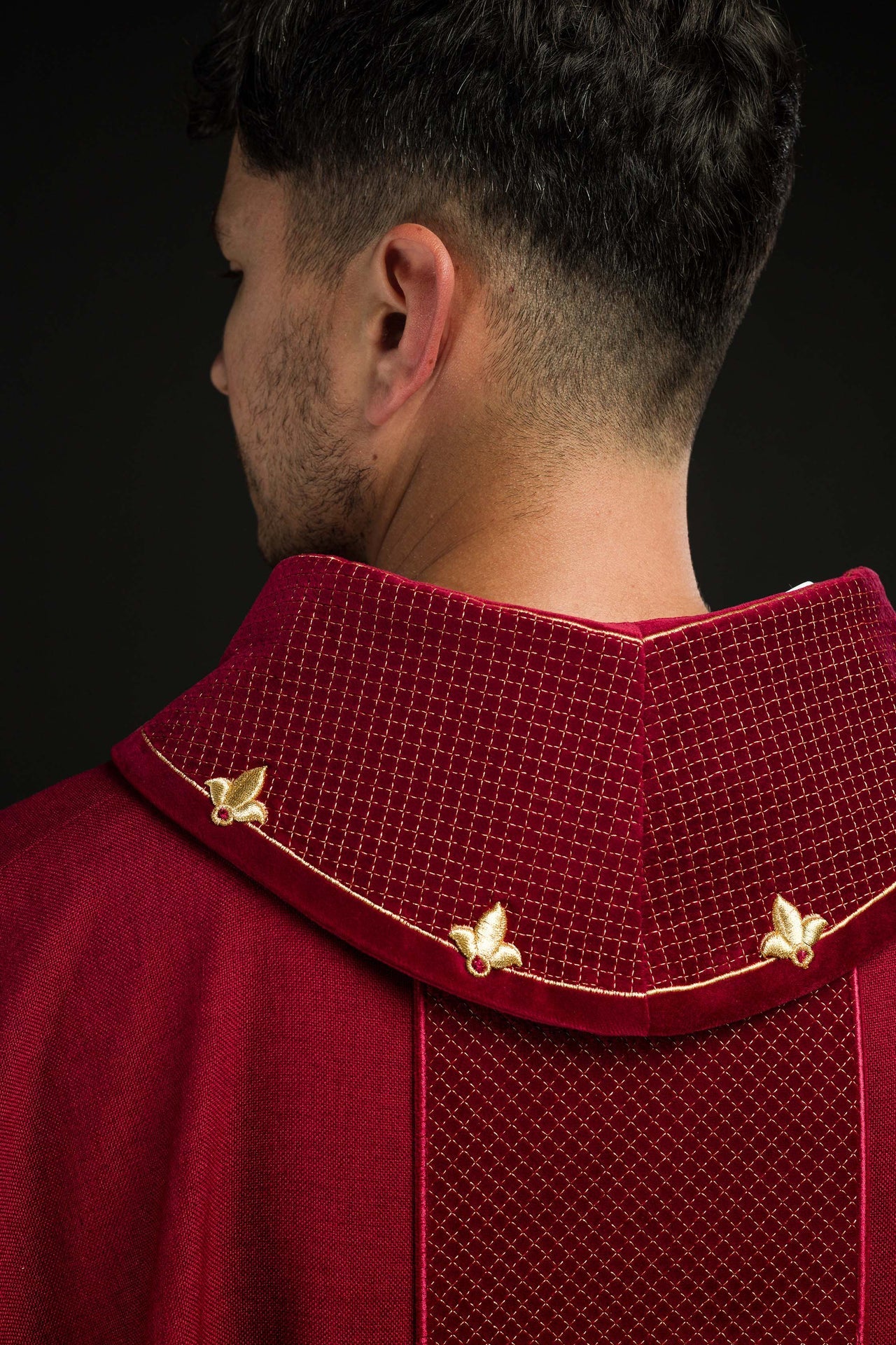 Ornat z aksamitnym czerwonym pasem i haftem krzyży - ORNATY.PL