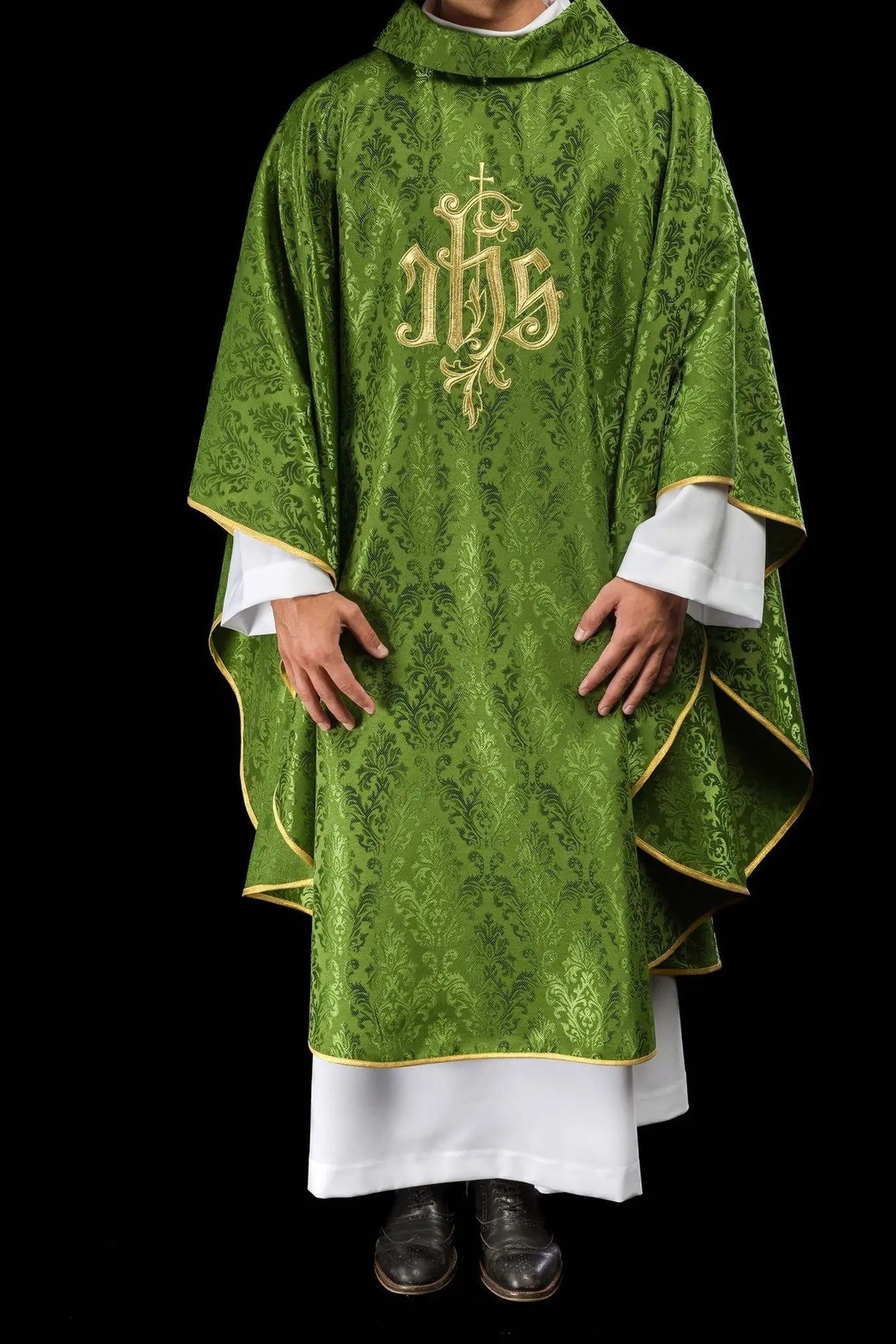 Chasuble verte avec motif IHS brodé sur tissu décoratif