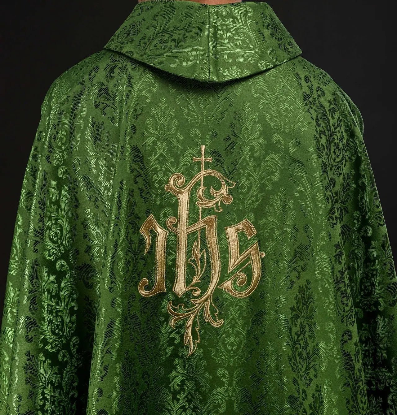Chasuble verte avec motif IHS brodé sur tissu décoratif