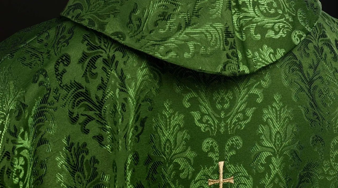 Chasuble verte avec motif IHS brodé sur tissu décoratif