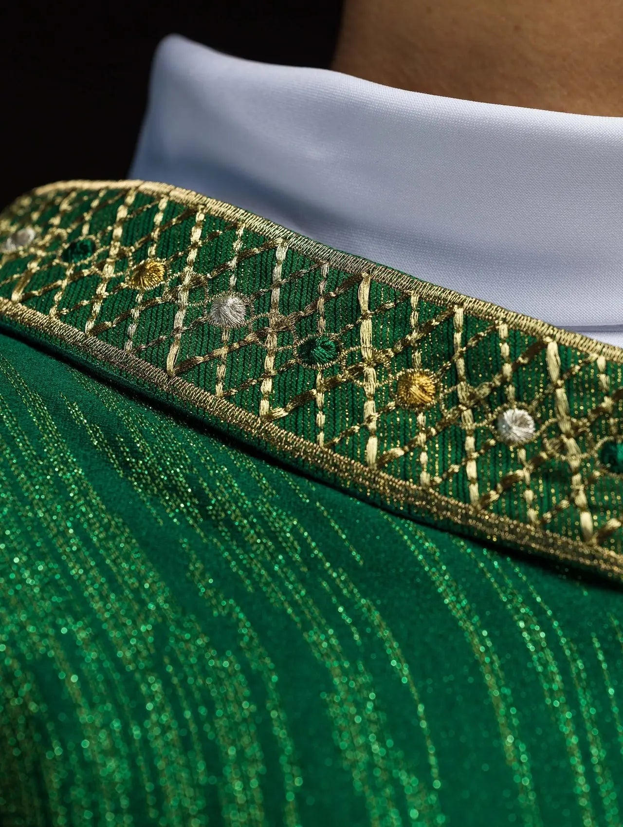 Chasuble verte avec ceinture et col brodés