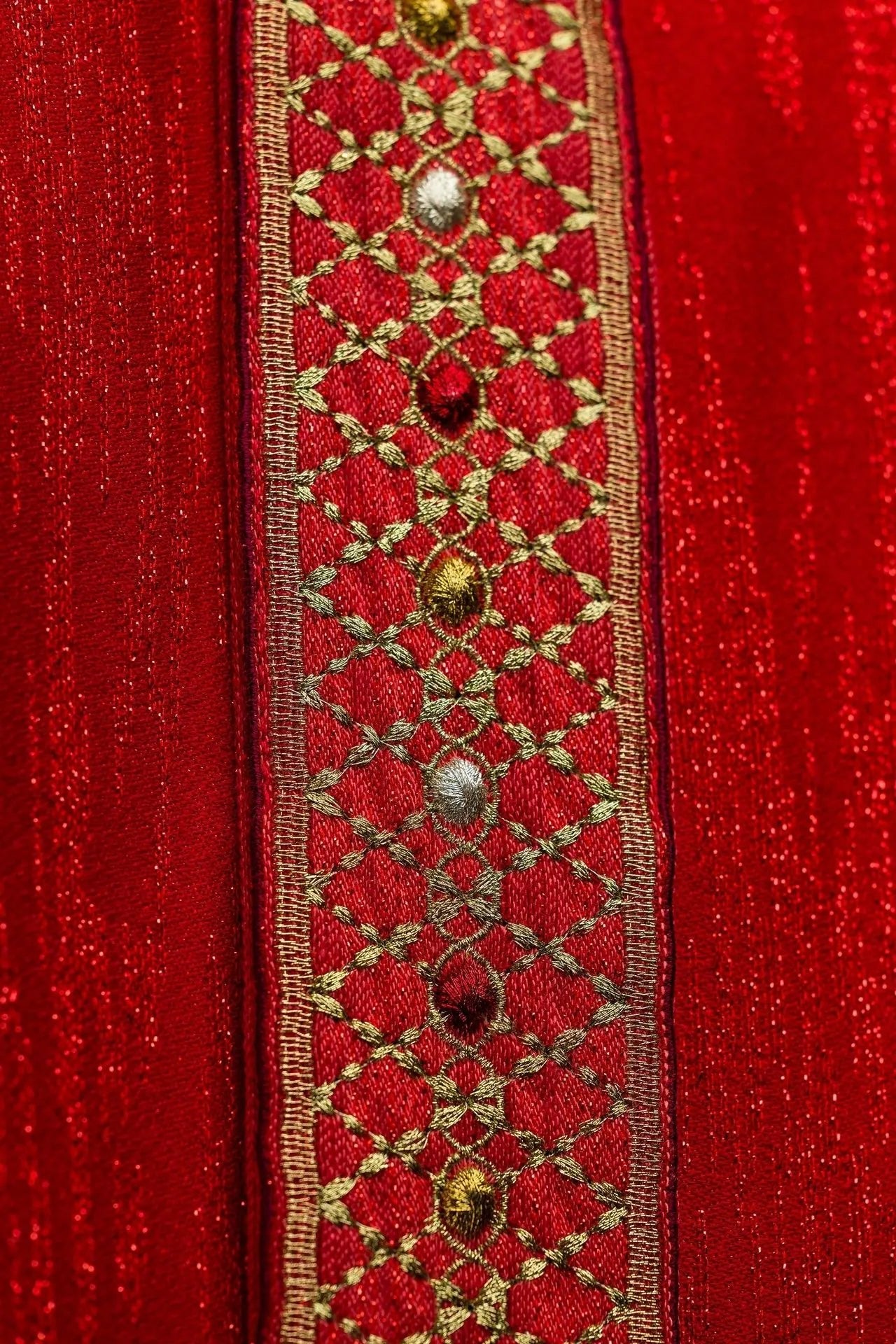 Chasuble rouge avec ceinture et col brodés