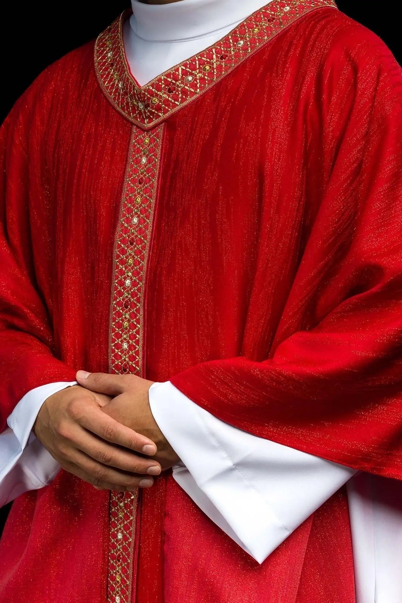 Chasuble rouge avec ceinture et col brodés
