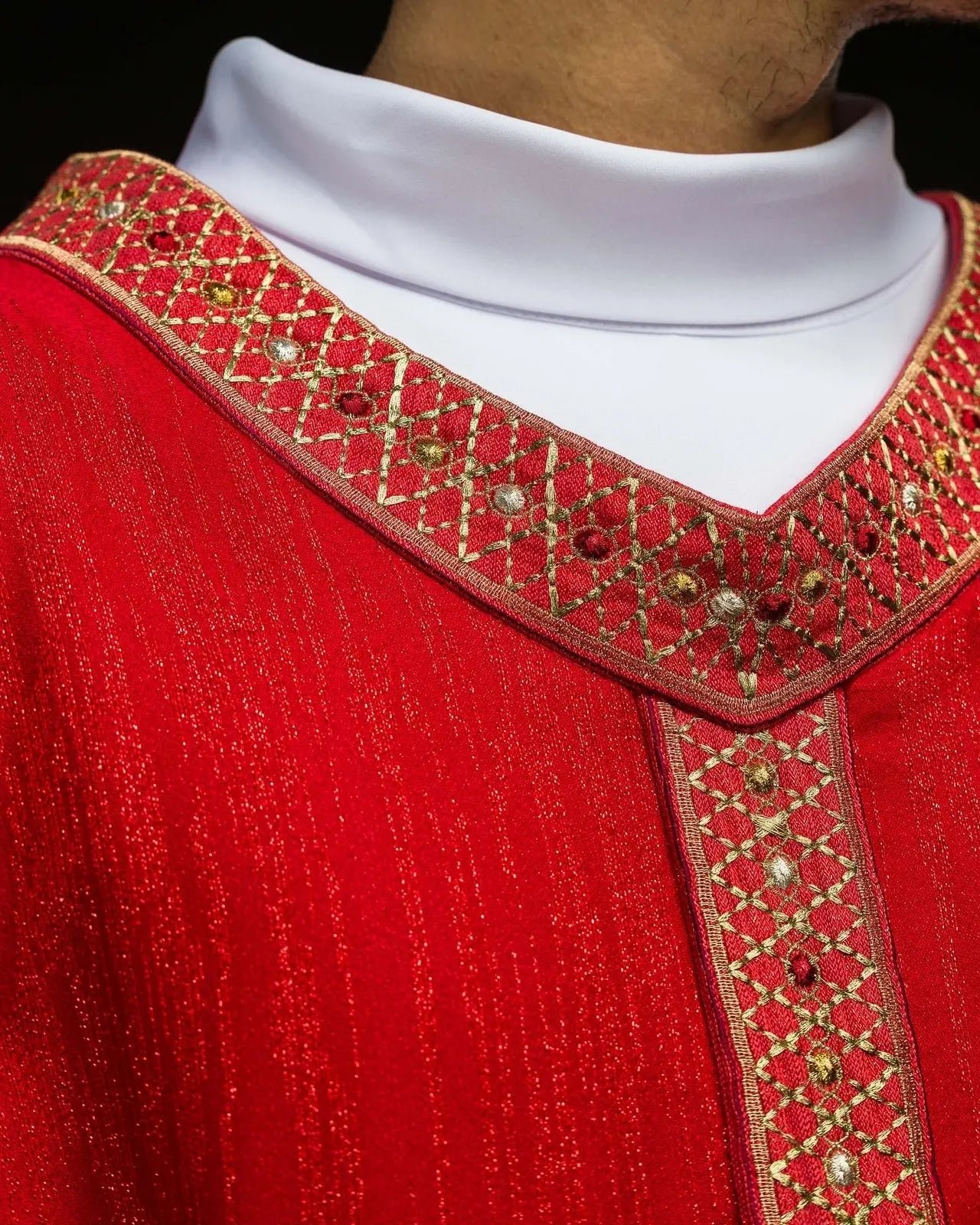 Chasuble rouge avec ceinture et col brodés