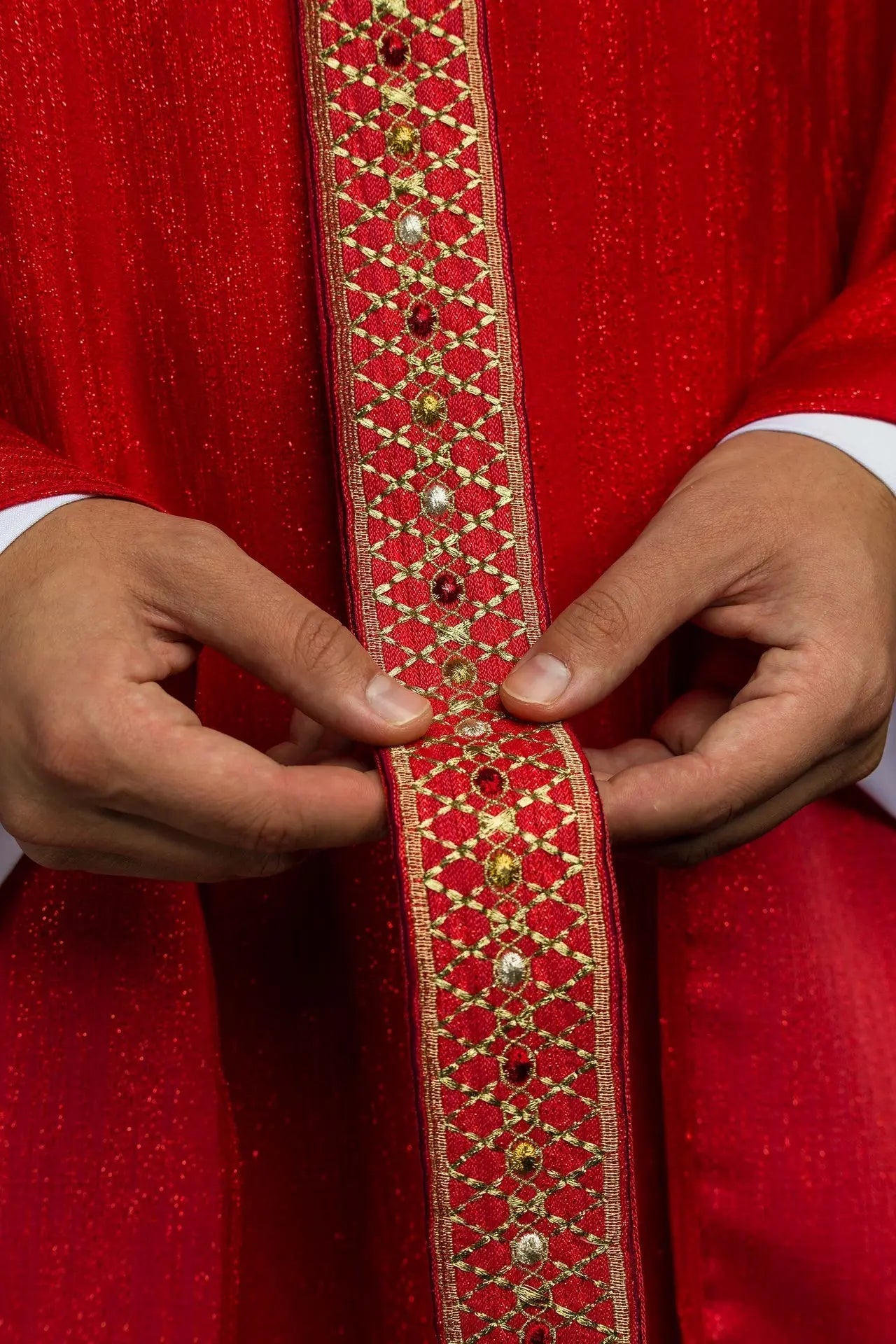 Chasuble rouge avec ceinture et col brodés