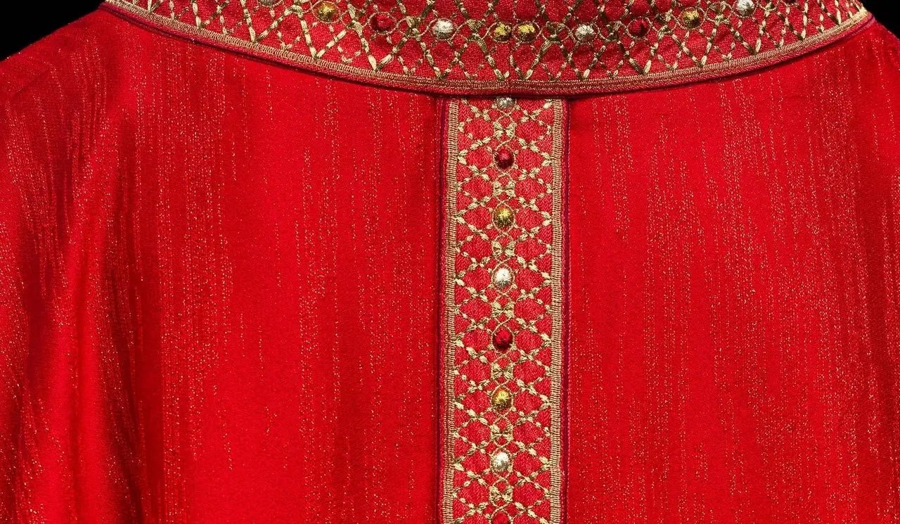 Chasuble rouge avec ceinture et col brodés