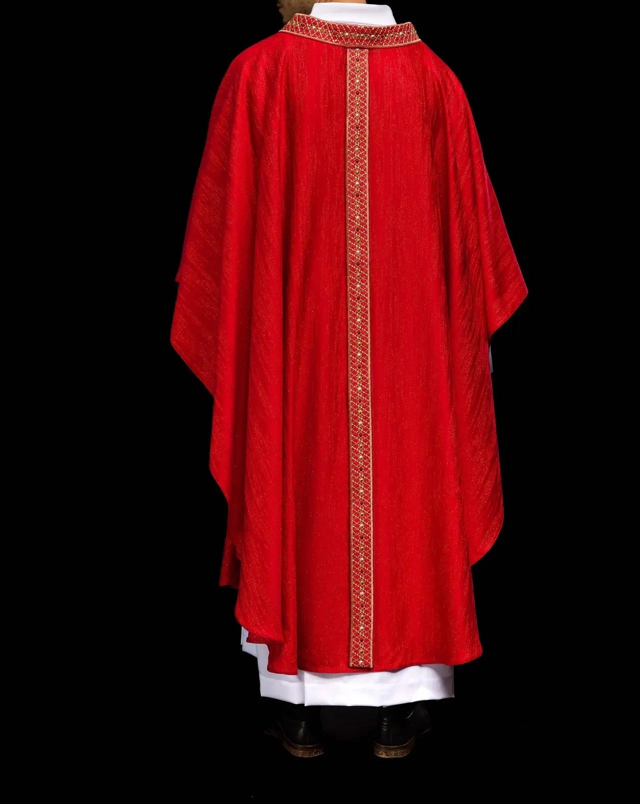 Chasuble rouge avec ceinture et col brodés