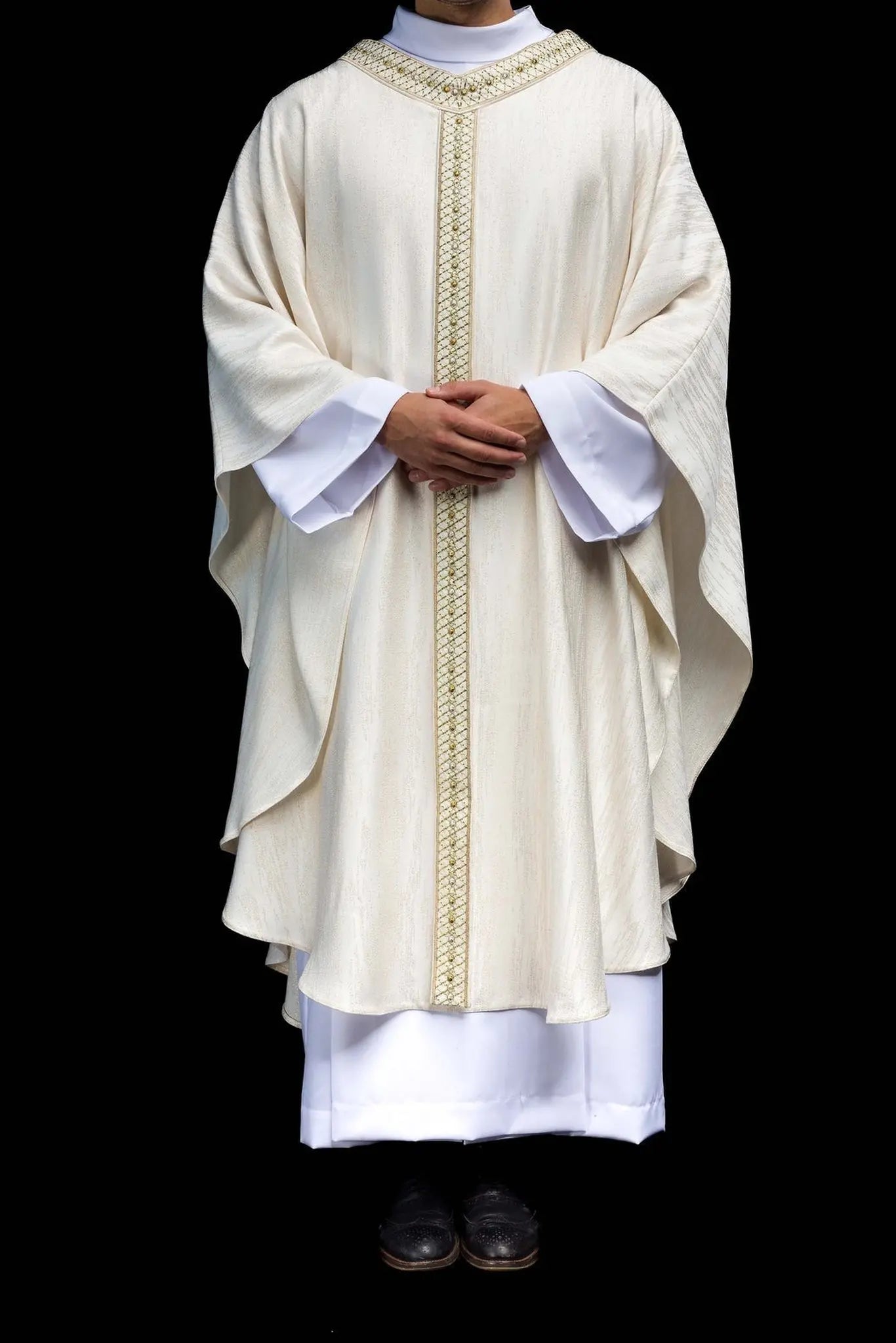 Chasuble blanche avec ceinture et col brodés