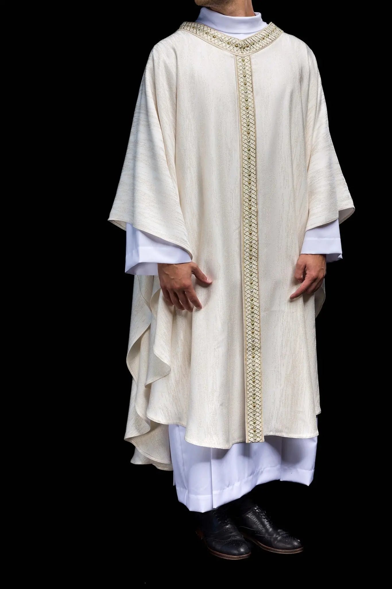 Chasuble blanche avec ceinture et col brodés