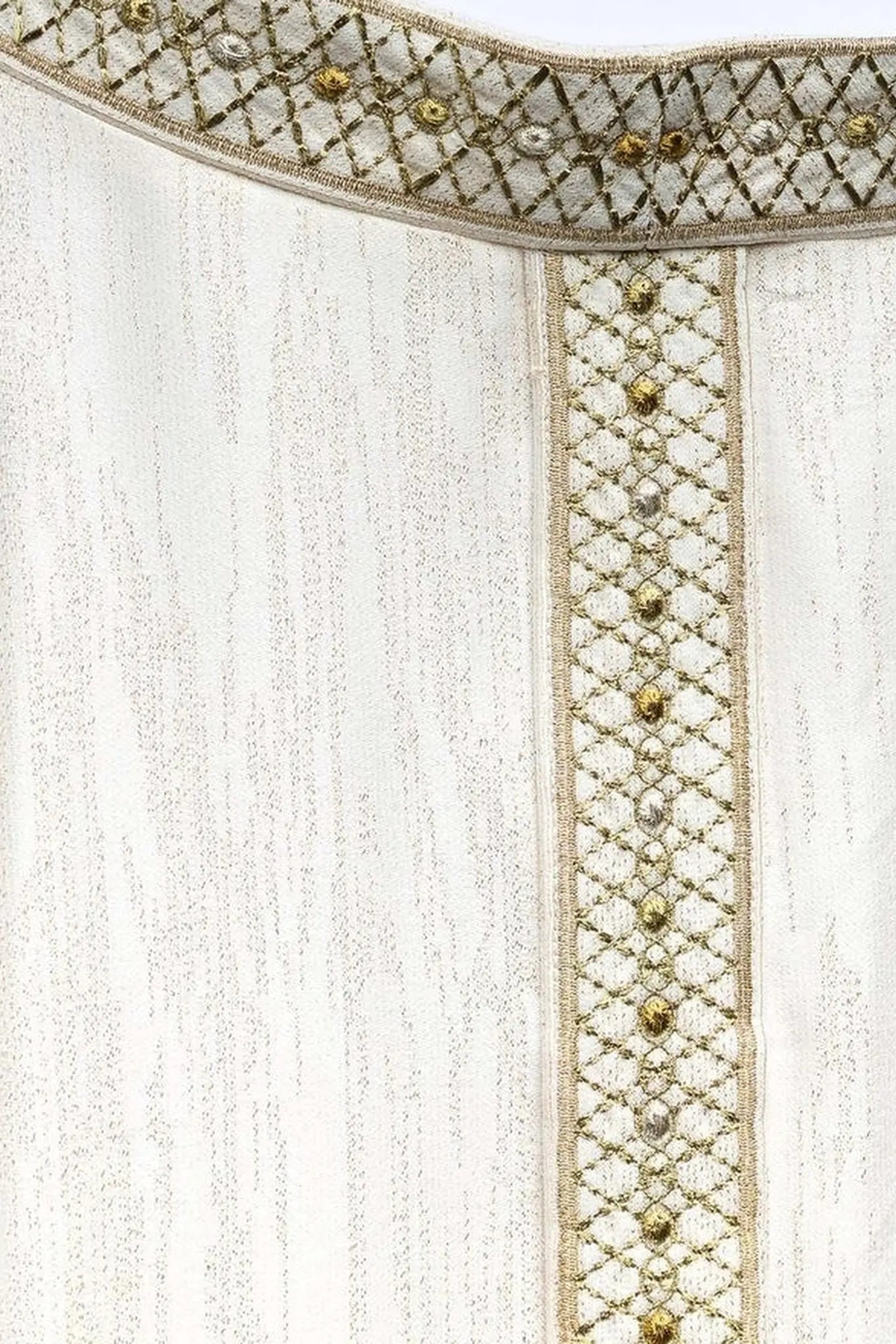 Chasuble blanche avec ceinture et col brodés